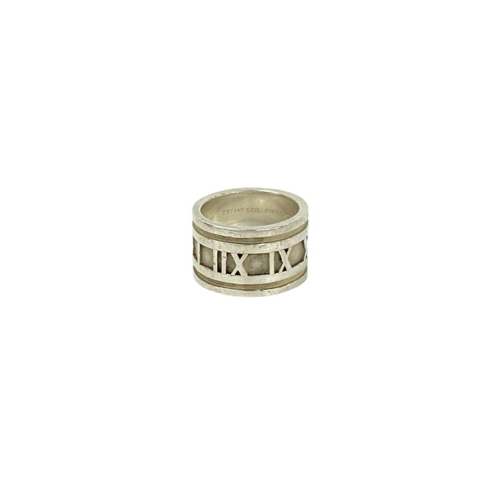 Tiffany Band Ring Silver 925: Tiffany Band Ring Silver 925 Silver 925 band ring from Tiffany, featuring a classic design with subtle wear and minor scratches. The ring's silver material gives it a sleek, modern look. In good