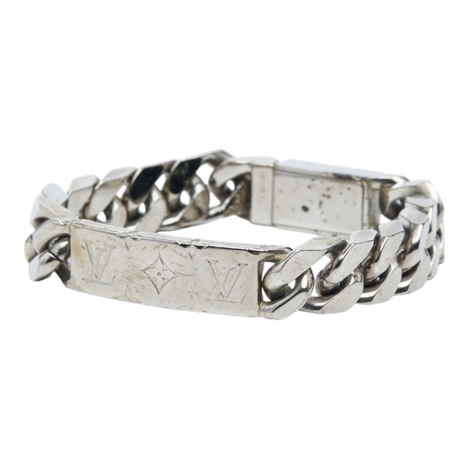 Louis Vuitton Charm Bracelet Metal: Louis Vuitton Charm Bracelet Metal Silver Louis Vuitton Charm Bracelet with Traces of Usage. The bracelet measures 18cm in length and features metal material with visible scratches and dirt. Used