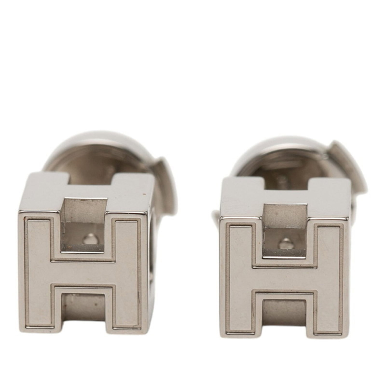 Hermes Stud Earrings Metal: Hermes Stud Earrings Metal Stud earrings from Hermes in silver metal, measuring 7.70mm x 7.70mm x 9.30mm. The item shows traces of usage with scratches and dirt, indicating its used condition. A pair 