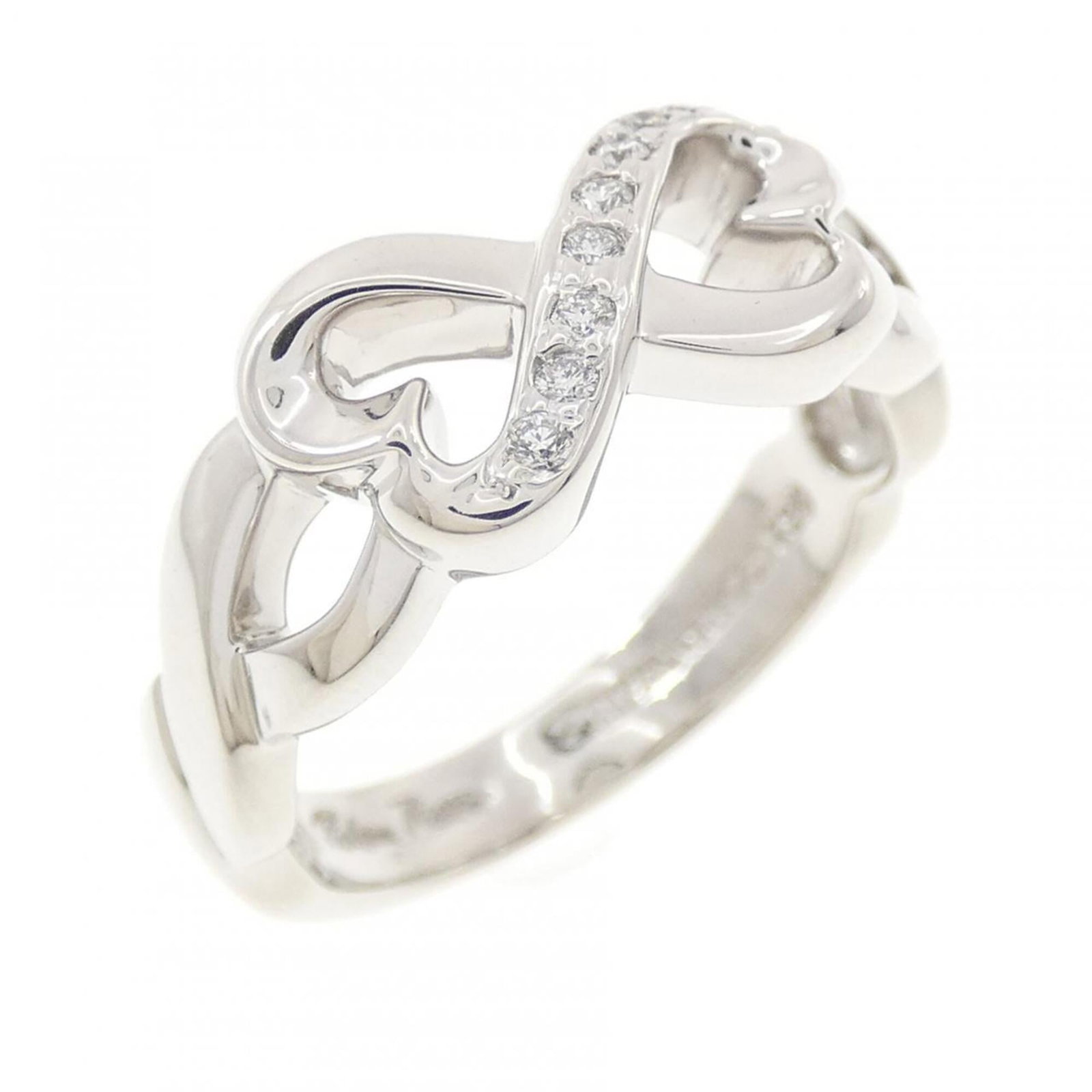 Tiffany Band Ring White Gold (18K): Tiffany Band Ring White Gold (18K) Tiffany Band Ring White Gold (18K) features a diamond stone and is made from high-quality white gold. The ring has been well-cared for and shows only minor signs of 