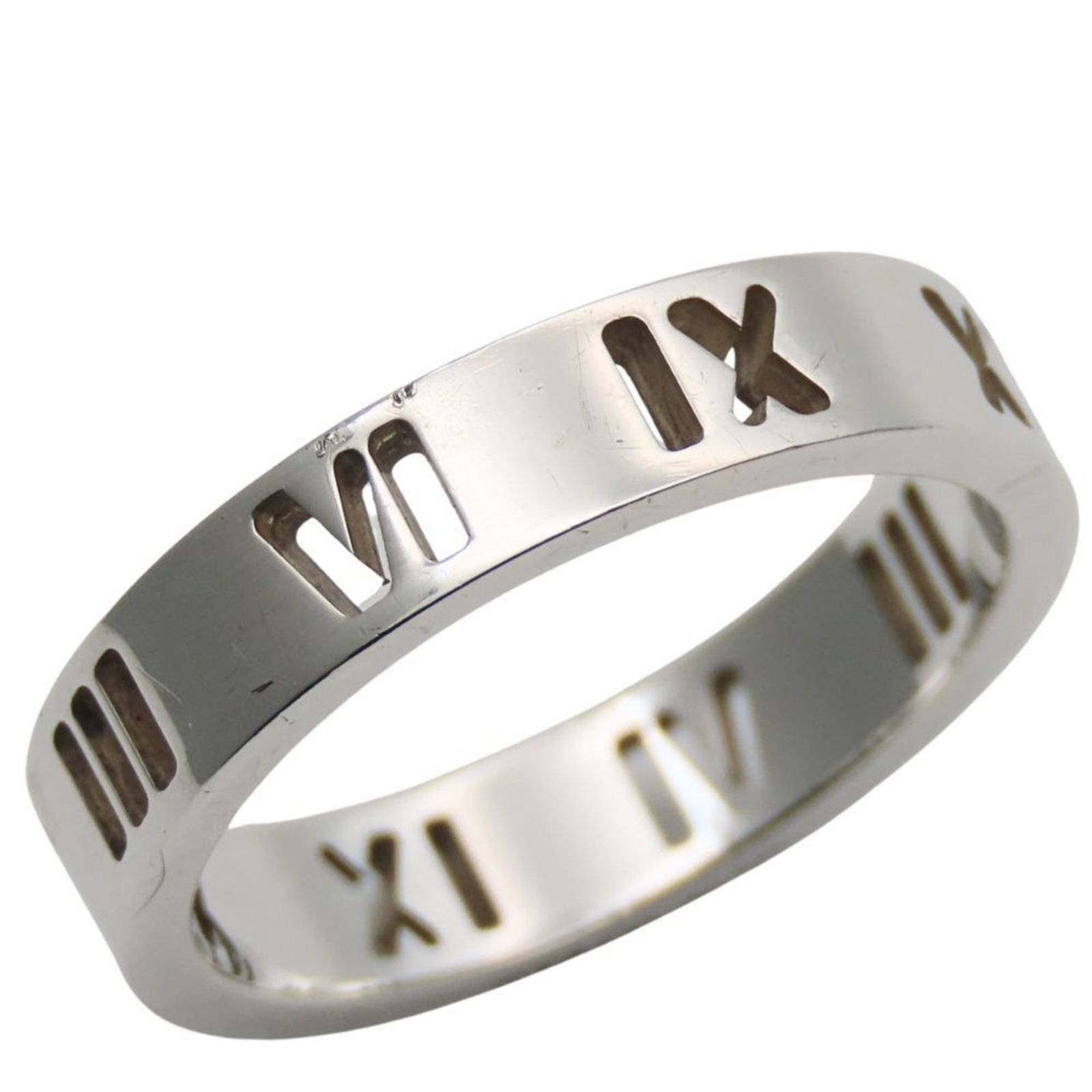 Tiffany Band Ring Silver 925: Tiffany Band Ring Silver 925 Silver 925 band ring from Tiffany featuring a sleek design. This used ring shows traces of usage with minor scratches and dirt, but remains in good condition overall. A cl