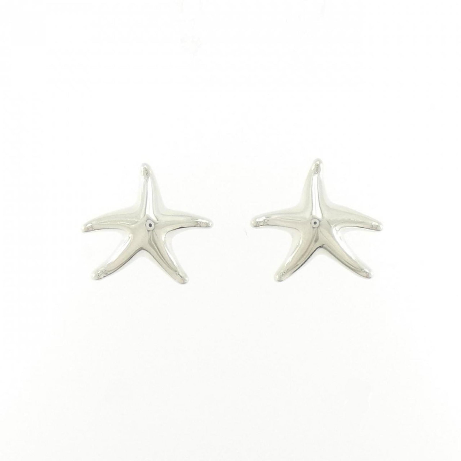 Tiffany Stud Earrings Silver 925: Tiffany Stud Earrings Silver 925 Silver 925 Tiffany stud earrings with a classic design, bearing a few traces of usage and minor scratches. Made from high-quality silver, these earrings have a timeles
