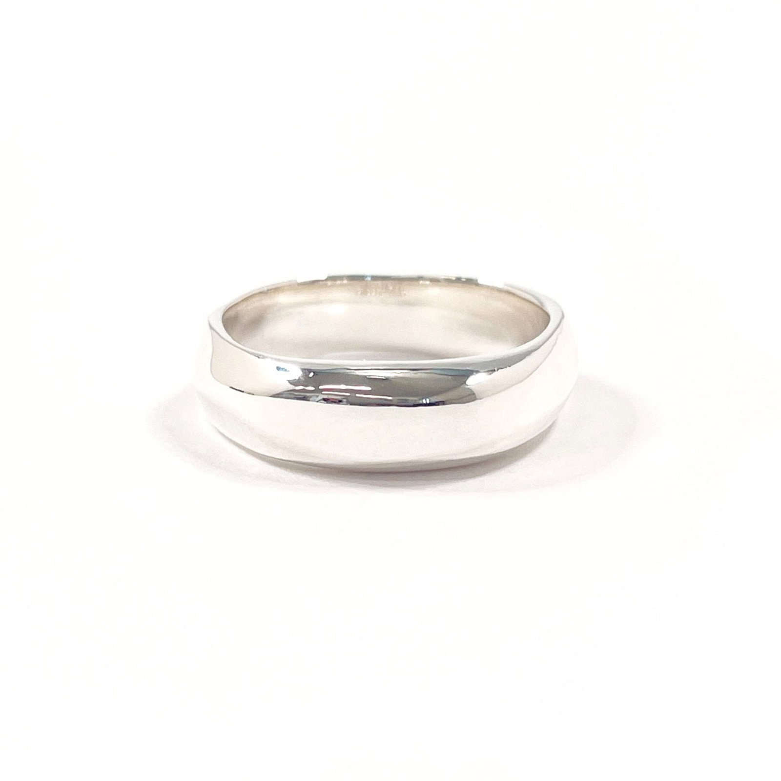 Tiffany Band Ring Silver 925: Tiffany Band Ring Silver 925 Silver Tiffany Band Ring in excellent condition. This used ring features a silver 925 material and has some minor scratches and dirt, but overall remains in very good shap