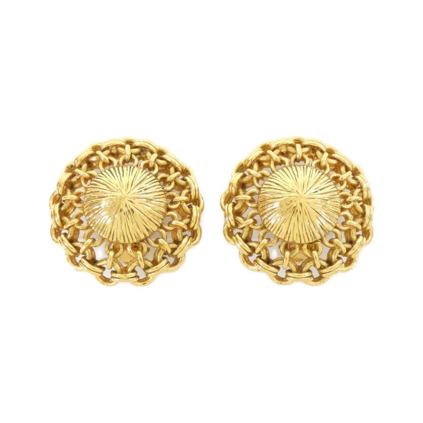 Chanel Clip Earrings: Chanel Clip Earrings Gold clip earrings from Chanel, featuring a classic design with a subtle gold finish. Measuring 33mm x 33mm, these earrings are a stylish addition to any outfit. With traces of us