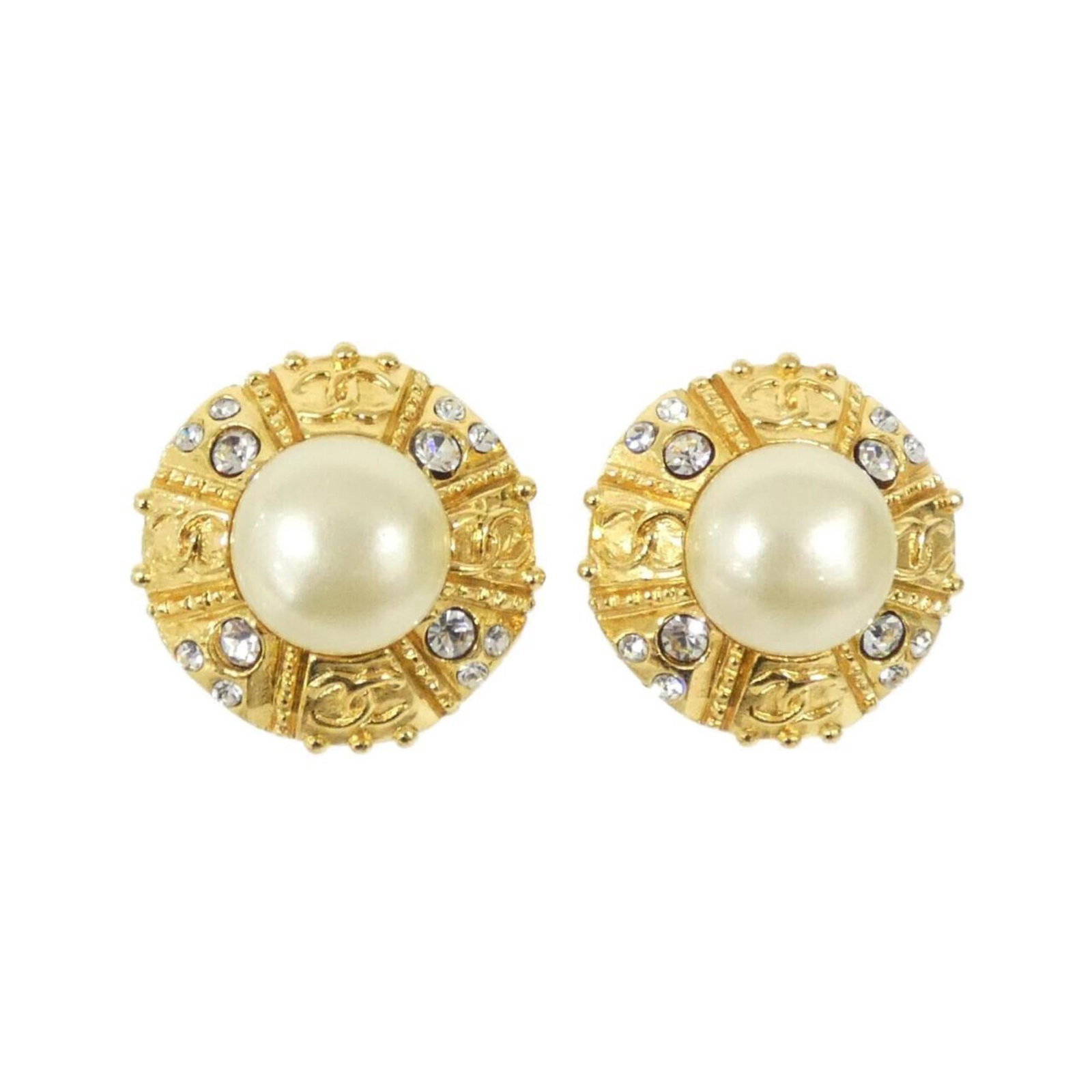 Chanel Clip Earrings: Chanel Clip Earrings Chanel Clip Earrings in Gold feature artificial pearl and crystal accents. Measuring 28mm x 28mm, these earrings showcase a classic design with subtle wear evident from minor