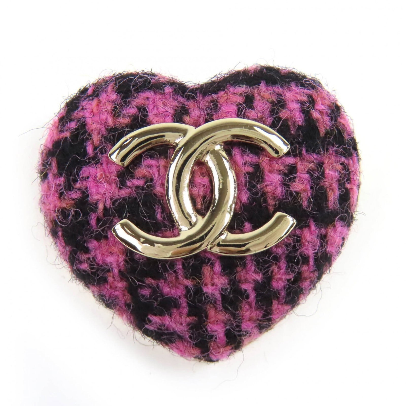 Chanel Brooch: Chanel Brooch This Chanel brooch boasts sleek black and pink hues in a compact design. Measuring 3cm x 3.35cm, it features a subtle yet striking presence. In very good condition, with hardly any signs