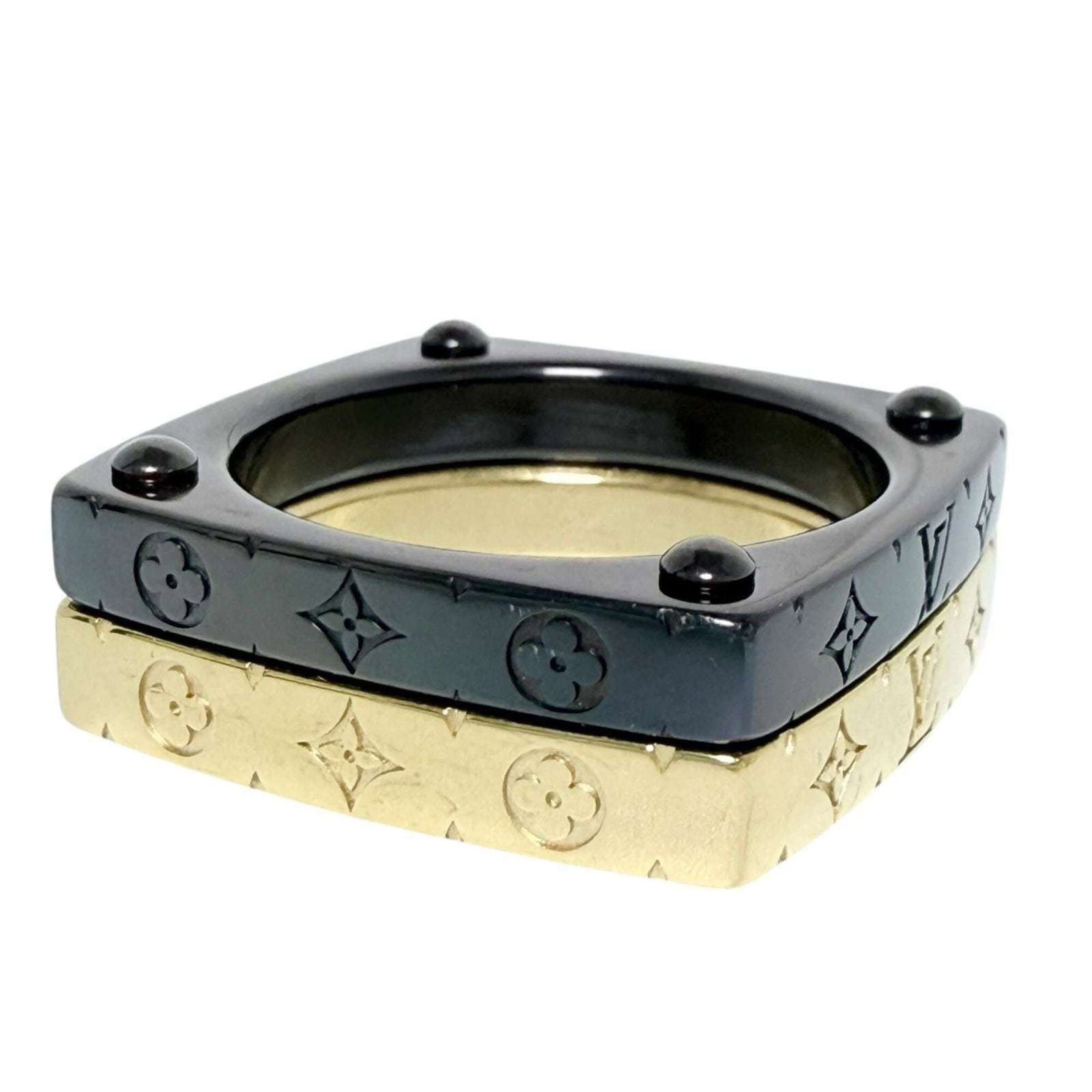 Louis Vuitton Band Ring Metal: Louis Vuitton Band Ring Metal Used Louis Vuitton Band Ring Metal in very good condition, featuring metal construction and a few traces of usage. The ring has some scratches and dirt, but overall