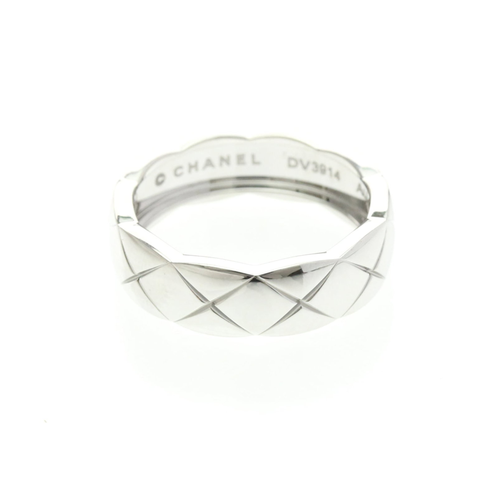 Chanel Band Ring White Gold (18K): Chanel Band Ring White Gold (18K) This Chanel Band Ring in White Gold (18K) boasts sleek, sophisticated design with a slender profile and a subtle shine. Made from high-quality 18K white gold, this ba