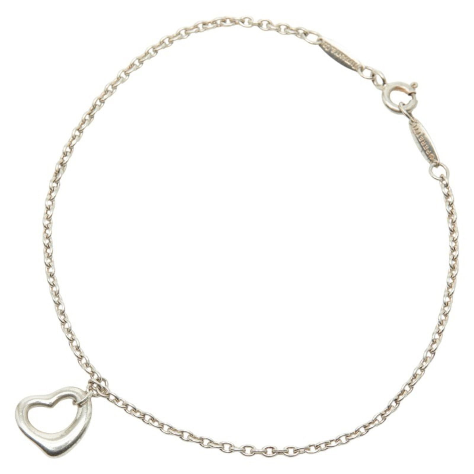 Tiffany Charm Bracelet Silver 925: Tiffany Charm Bracelet Silver 925 Silver 925 charm bracelet from Tiffany features a classic design with subtle wear, showcasing traces of usage and minor scratches. The item measures 19.5cm in length