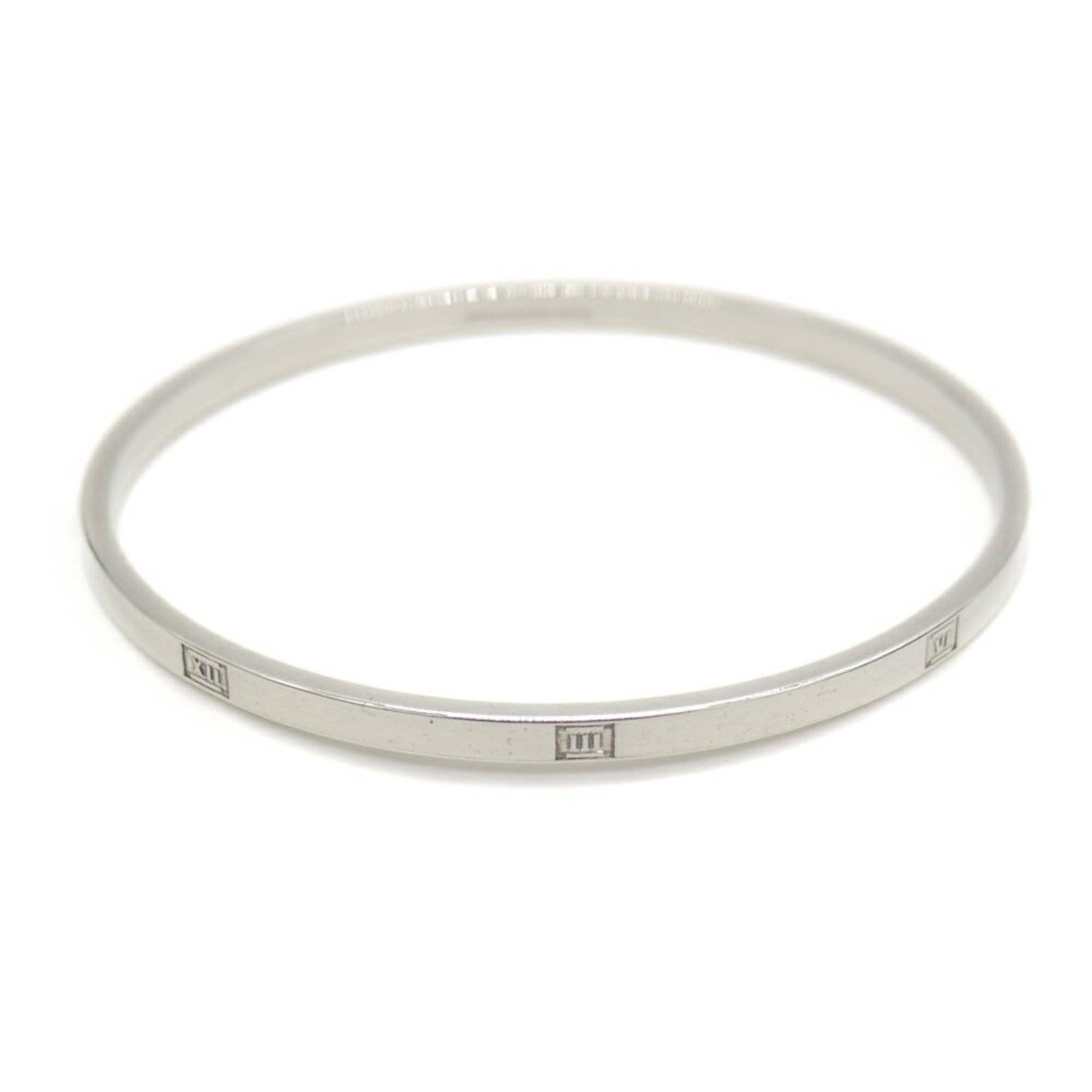 Tiffany Bangle Silver 925: Tiffany Bangle Silver 925 Tiffany Bangle Silver 925 - A Timeless Accessory with Character. This used bangle features silver 925 material and measures 19cm in length, showcasing a subtle wear and