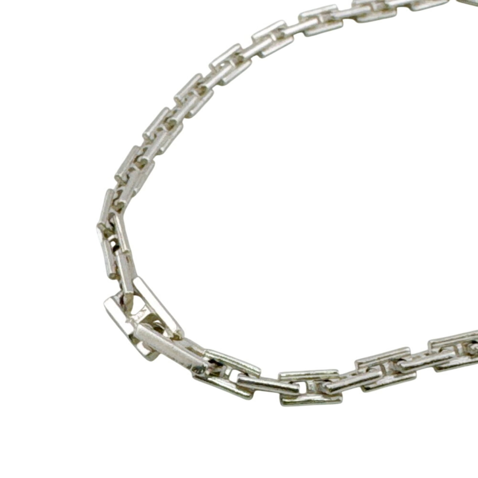 Hermes Charm Bracelet Silver 925: Hermes Charm Bracelet Silver 925 Silver 925 Charm Bracelet from Hermes boasts a sleek design and durability. Made with high-quality silver, this 18cm long charm bracelet offers a touch of elegance to 