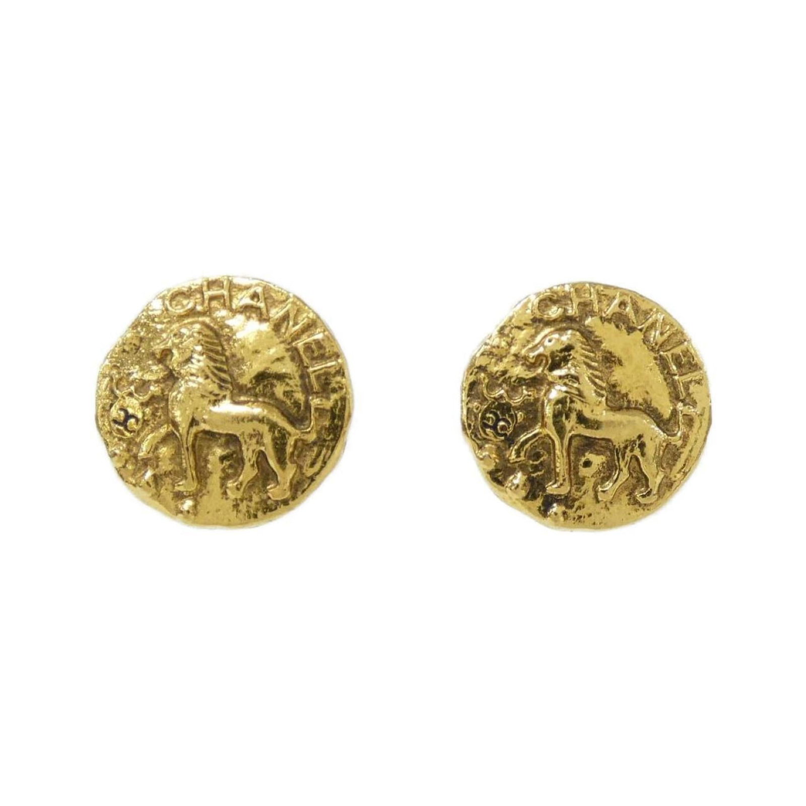 Chanel Clip Earrings: Chanel Clip Earrings Gold clip earrings from Chanel, featuring a classic design with a few traces of usage and minor scratches/dirt. The condition is very good overall, showing signs of wear but