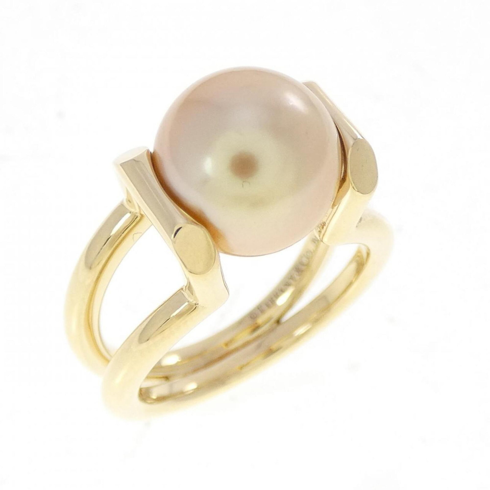 Tiffany Band Ring Yellow Gold (18K): Tiffany Band Ring Yellow Gold (18K) Tiffany Band Ring Yellow Gold (18K) is a beautiful piece featuring a pearl stone in silver and white hues. Made from high-quality yellow gold (18K), this band ring 