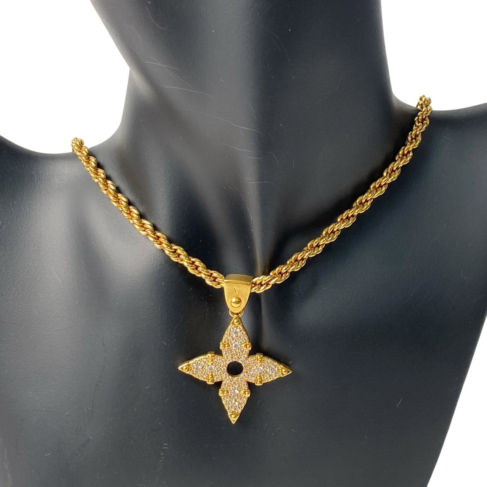 Louis Vuitton Women's LV Rope Necklace Pendant M01751 OB0274: Louis Vuitton Women's LV Rope Necklace Pendant M01751 OB0274 Gold Rope Chain Necklace with Louis Vuitton Pendant. This women's necklace features a 32mm x 30mm pendant on a 56cm rope chain, showcasing
