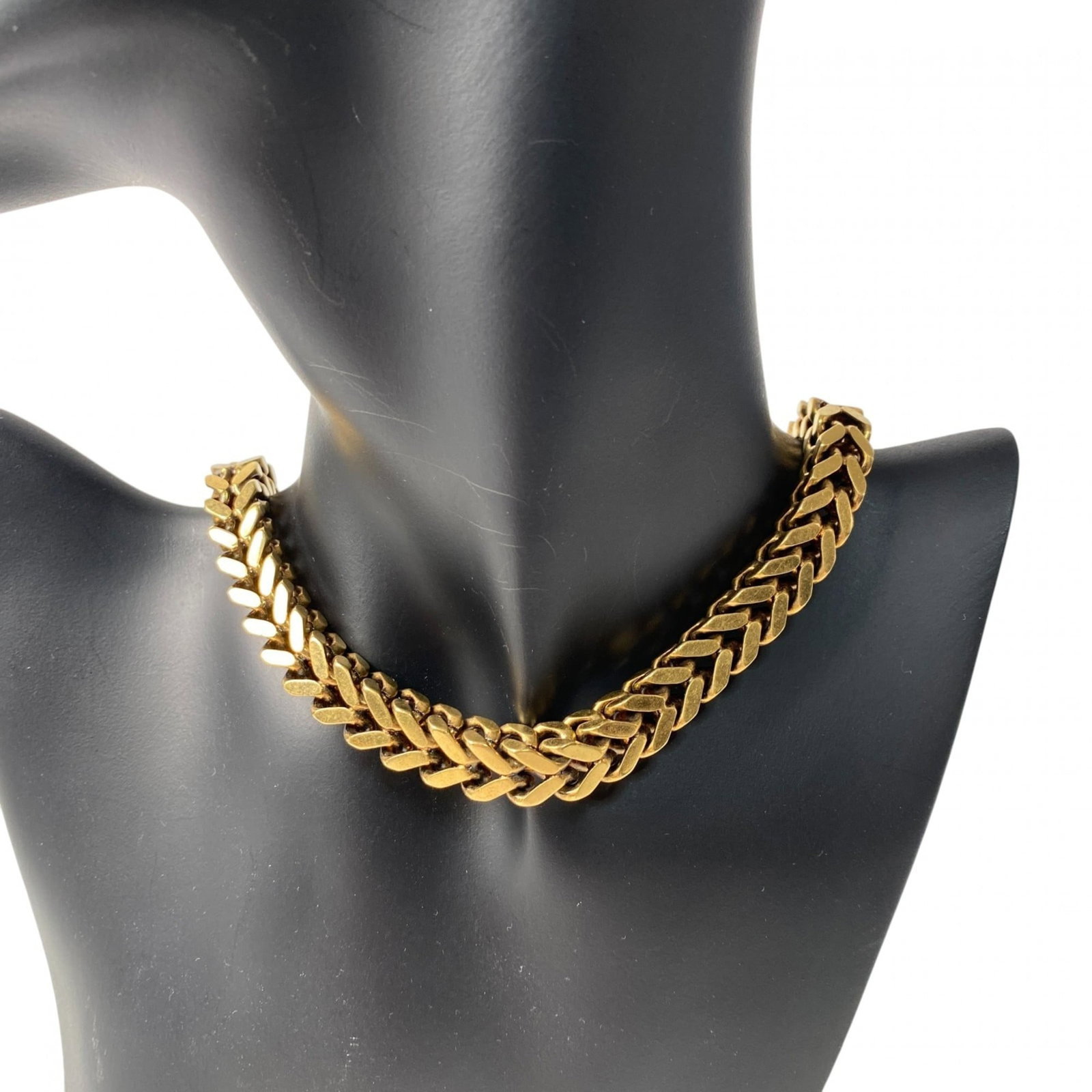Balenciaga Women's Gold Chain Necklace GP: Balenciaga Women's Gold Chain Necklace GP The Balenciaga Women's Gold Chain Necklace GP boasts a sleek and sophisticated design, featuring a gold chain with a subtle weight. With its 57 cm length,