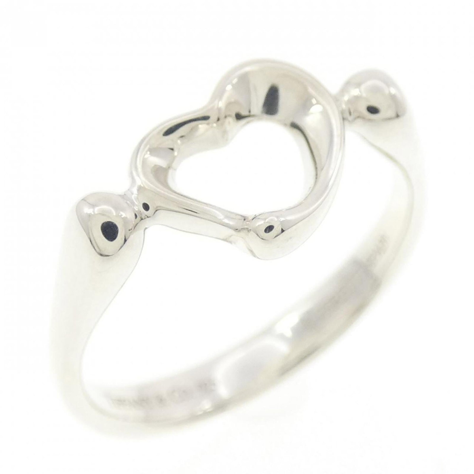 Tiffany Band Ring Silver 925: Tiffany Band Ring Silver 925 Silver 925 band ring from Tiffany features a classic design. The item has some minor scratches and dirt, with overall good condition despite being used. It measures 6.5 in