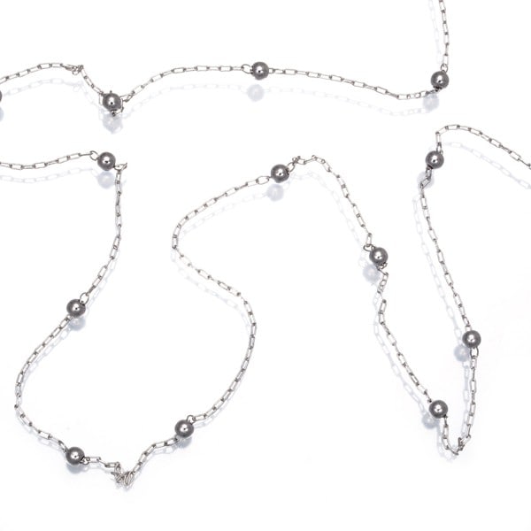 Chain of gold necklace in white made from 18k with a length of 45cm.: Chain of gold necklace in white made from 18k with a length of 45cm. Chain of gold necklace in white made from 18k with a length of 45cm. This 18k white gold chain features no main stone and a
