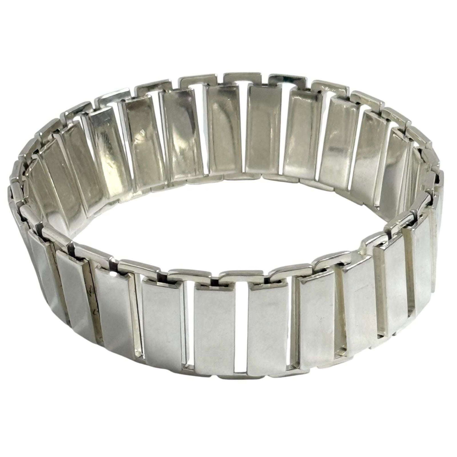 Gucci Charm Bracelet Silver 925: Gucci Charm Bracelet Silver 925 Silver 925 Gucci Charm Bracelet with Traces of Usage. This used charm bracelet features silver 925 material and measures 19.5cm in length, showcasing subtle signs of we
