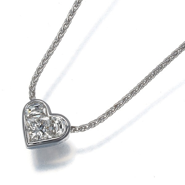 Strict Rules Apply Diamond Necklace Cuore 750 White Gold: Strict Rules Apply Diamond Necklace Cuore 750 White Gold Strictly crafted from 18k white gold, this BVLGARI Cuore diamond necklace boasts a stunning natural diamond pendant. The Cuore collection's