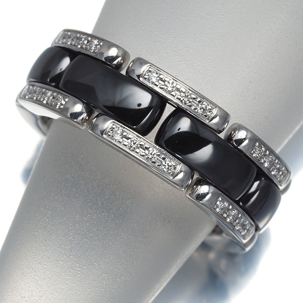 Ultra medium diamond ring in white gold and ceramic.: Ultra medium diamond ring in white gold and ceramic. Ultra medium diamond ring in white gold and ceramic features a natural diamond main stone set against an 18k white gold band. The ring's sleek desi