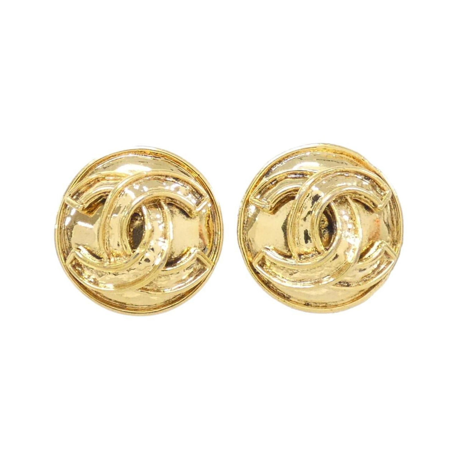 Chanel Clip Earrings: Chanel Clip Earrings Gold clip earrings from Chanel, featuring a classic design with a few traces of usage visible. The earrings have some scratches and dirt, but remain in very good condition overall