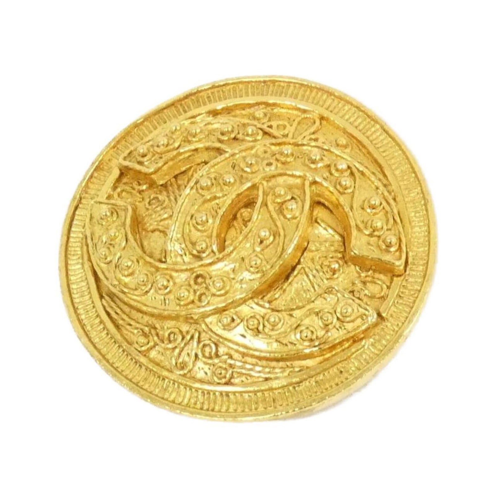 Chanel Brooch: Chanel Brooch This gold Chanel brooch boasts its sleek design and classic style. Measuring 4.7cm x 4.7cm in size, it features a few traces of usage with some scratches / dirt visible, yet remains in