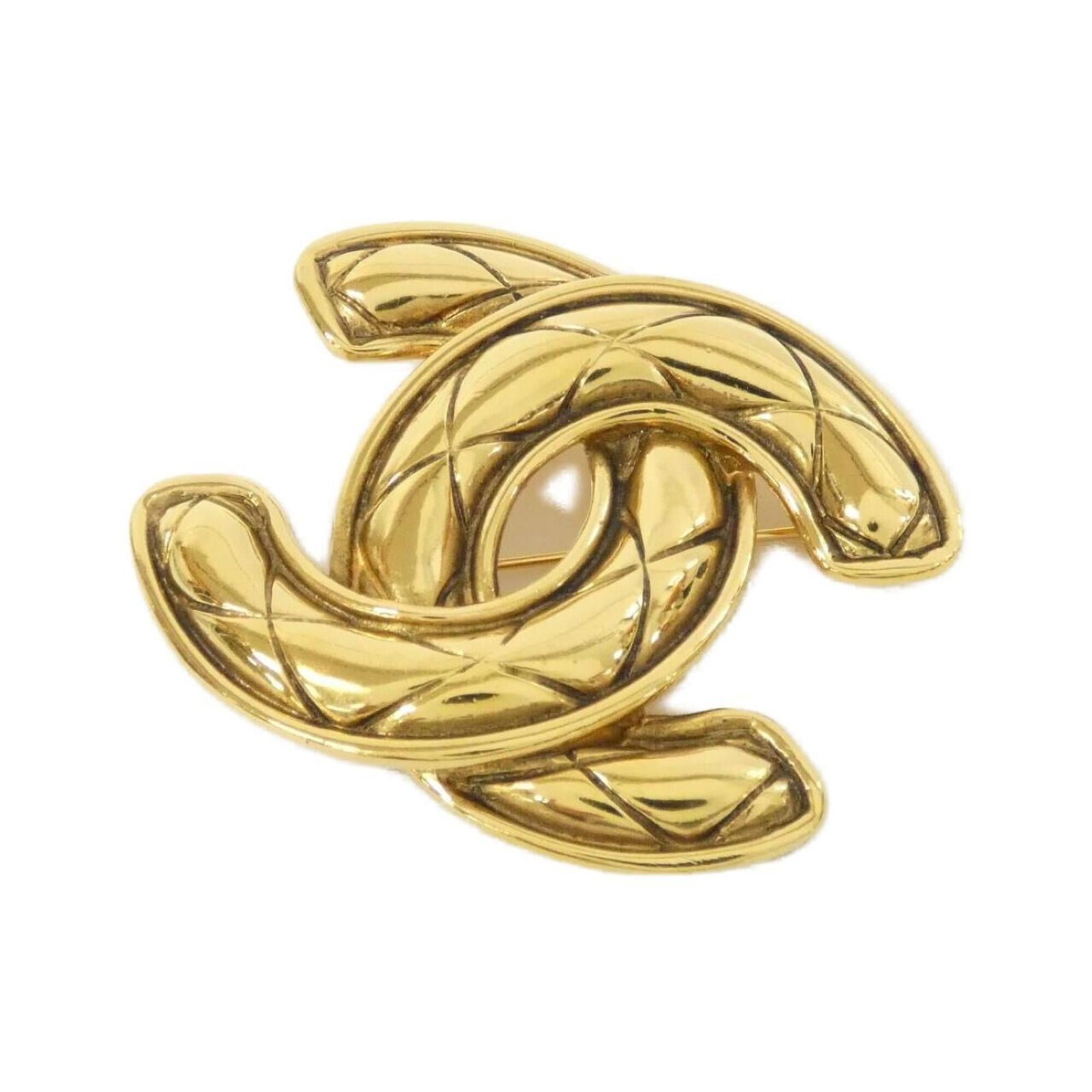 Chanel Brooch: Chanel Brooch Gold Chanel Brooch in excellent condition, featuring a few minor scratches and signs of use. The brooch measures 4.5cm x 5.5cm and showcases its original gold finish despite some dirt