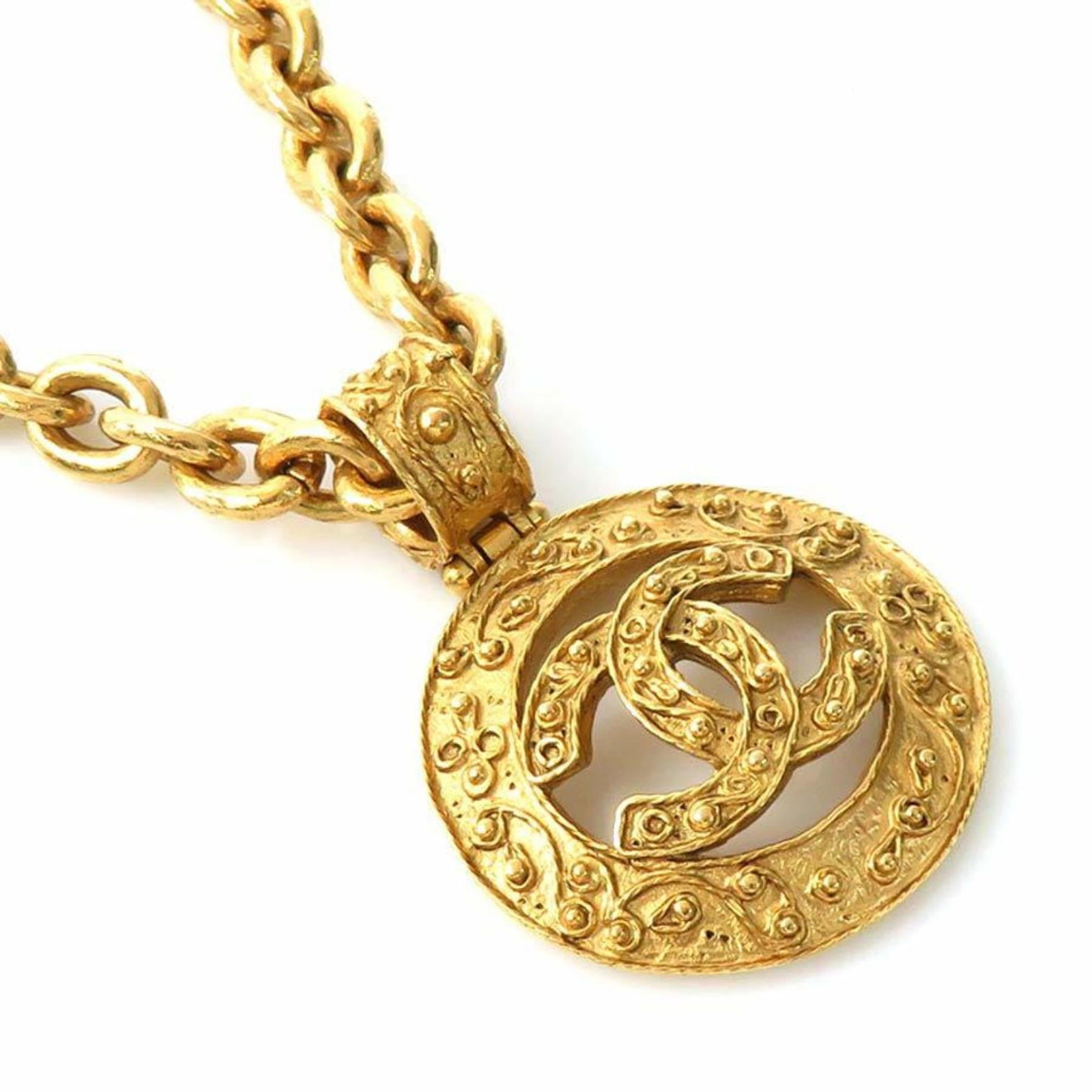 CHANEL Coco Mark Metal Gold Necklace for Women e60268a: CHANEL Coco Mark Metal Gold Necklace for Women e60268a Chanel's iconic Coco Mark Metal Gold Necklace for women boasts a sleek design with a 40mm x 40mm pendant, perfectly complemented by its 67.5 cm