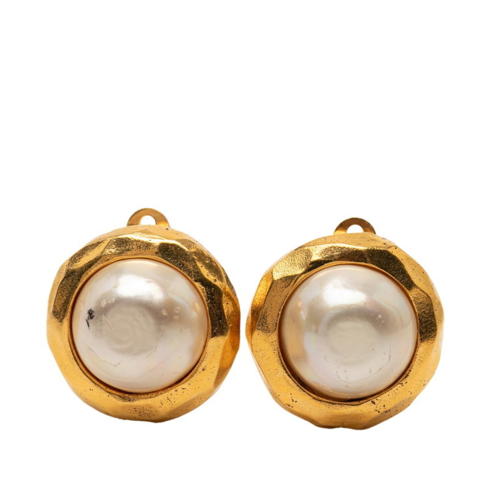 Chanel Clip Earrings Gold Plating: Chanel Clip Earrings Gold Plating Clip earrings in gold plating from Chanel, featuring a classic design. The earrings have a subtle gold finish and are made of durable material. They show signs of