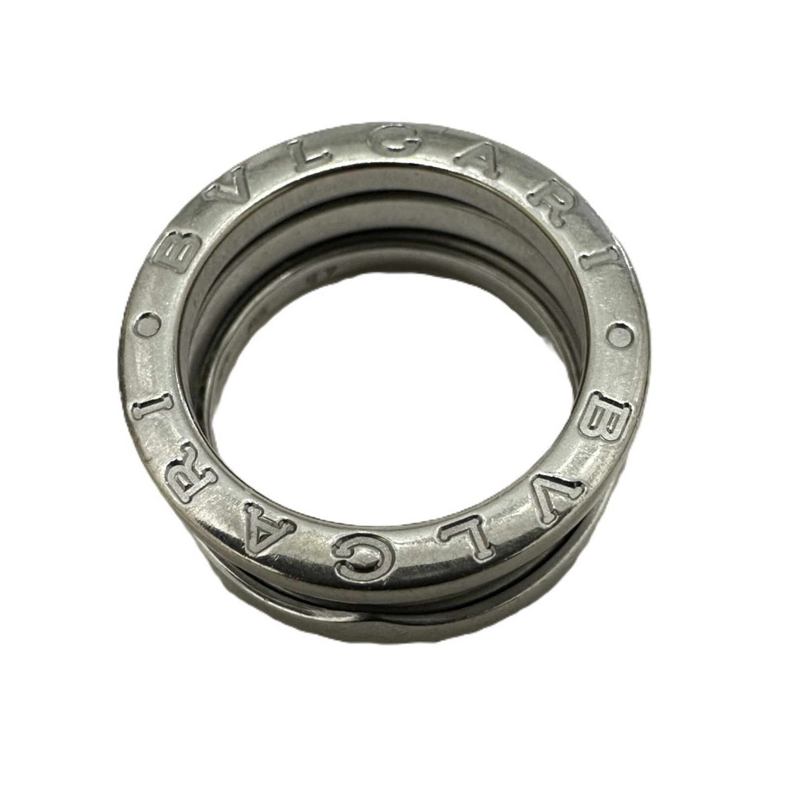 Bvlgari Band Ring White Gold (18K): Bvlgari Band Ring White Gold (18K) Bvlgari Band Ring White Gold (18K) features a sleek design with a focus on simplicity and elegance. Made from high-quality white gold (18K), this band ring boasts a 