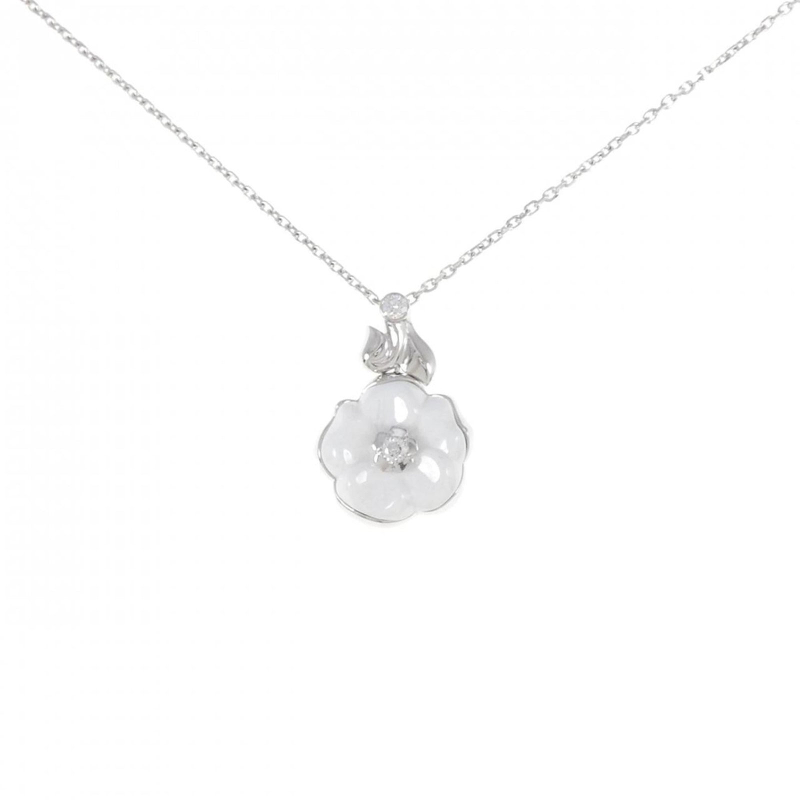 chanel camellia necklace: chanel camellia necklace The Chanel Camellia Necklace boasts a striking design featuring a diamond pendant set in white gold (18K) on a ceramic base. Its elegant size and subtle scratches from use add