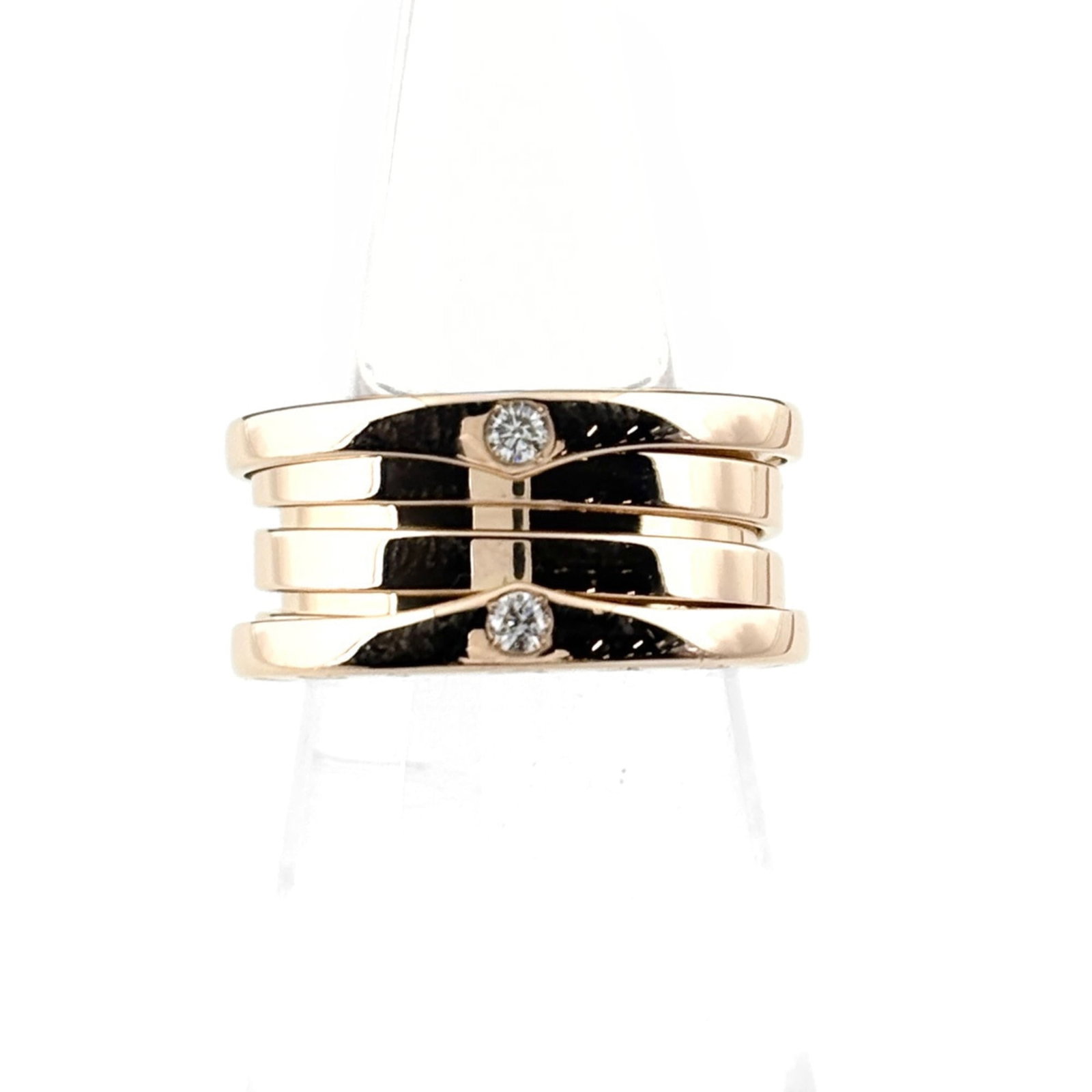 Bvlgari Band Ring Pink Gold (18K): Bvlgari Band Ring Pink Gold (18K) Bvlgari Band Ring Pink Gold (18K) features a beautiful diamond stone set in pink gold, making for a stunning and elegant accessory. The ring's 18K pink gold material