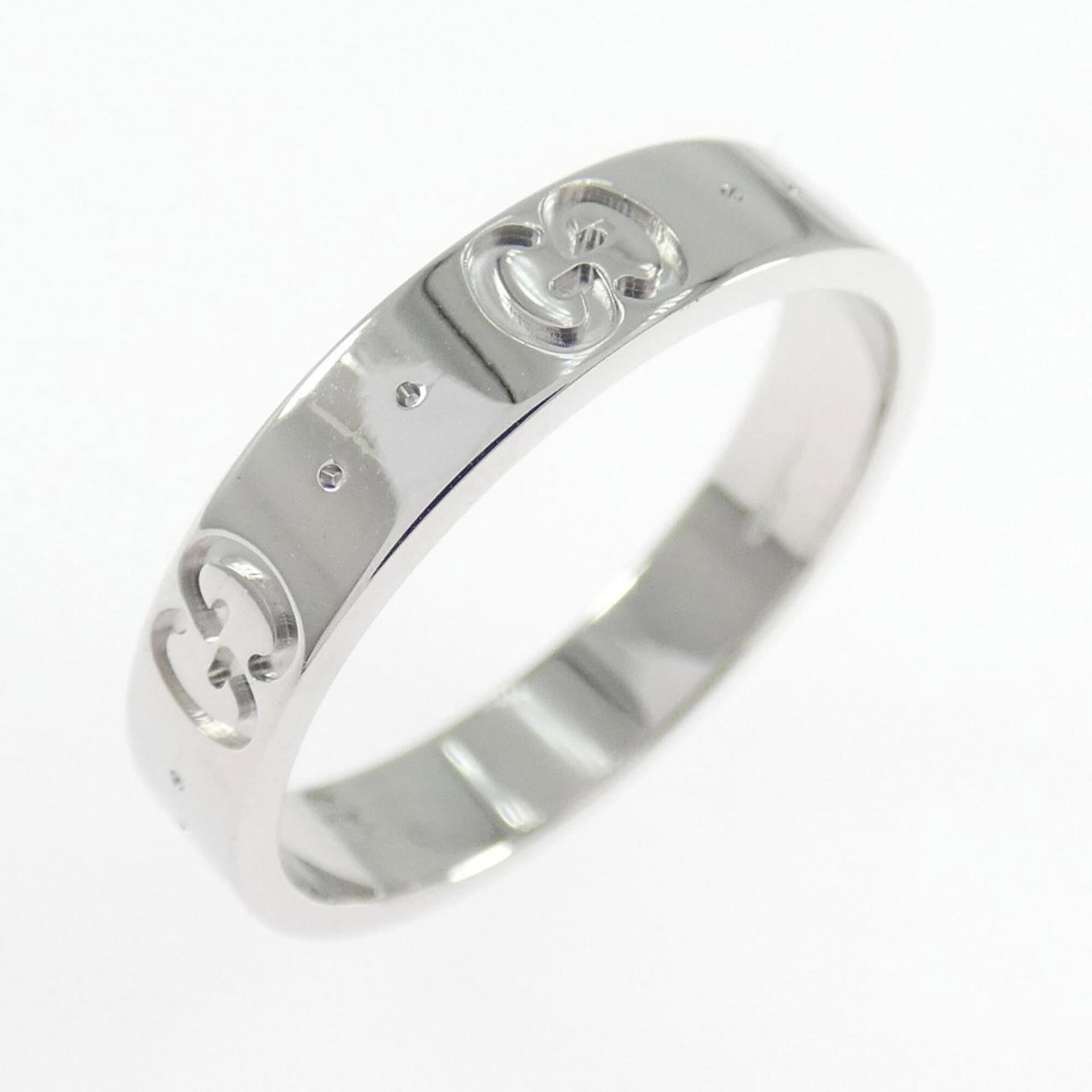 Gucci Band Ring White Gold (18K): Gucci Band Ring White Gold (18K) This Gucci Band Ring in White Gold (18K) boasts a sleek and sophisticated design. With its high-quality white gold material and classic band style, this ring makes a