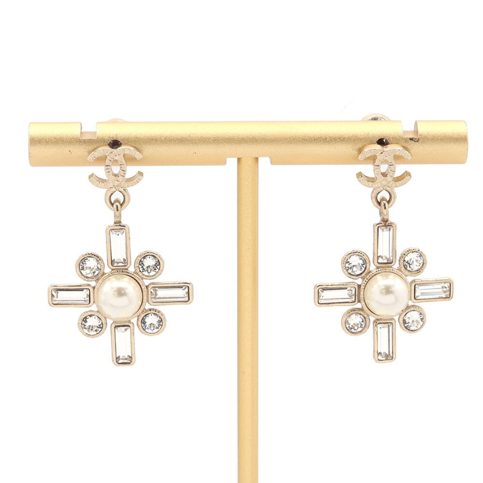 Chanel Stud Earrings Metal: Chanel Stud Earrings Metal Stud earrings in clear and gold metal from the iconic Chanel brand. Measuring 30mm x 20mm, these small yet elegant pieces are made of high-quality metal and have been carefu