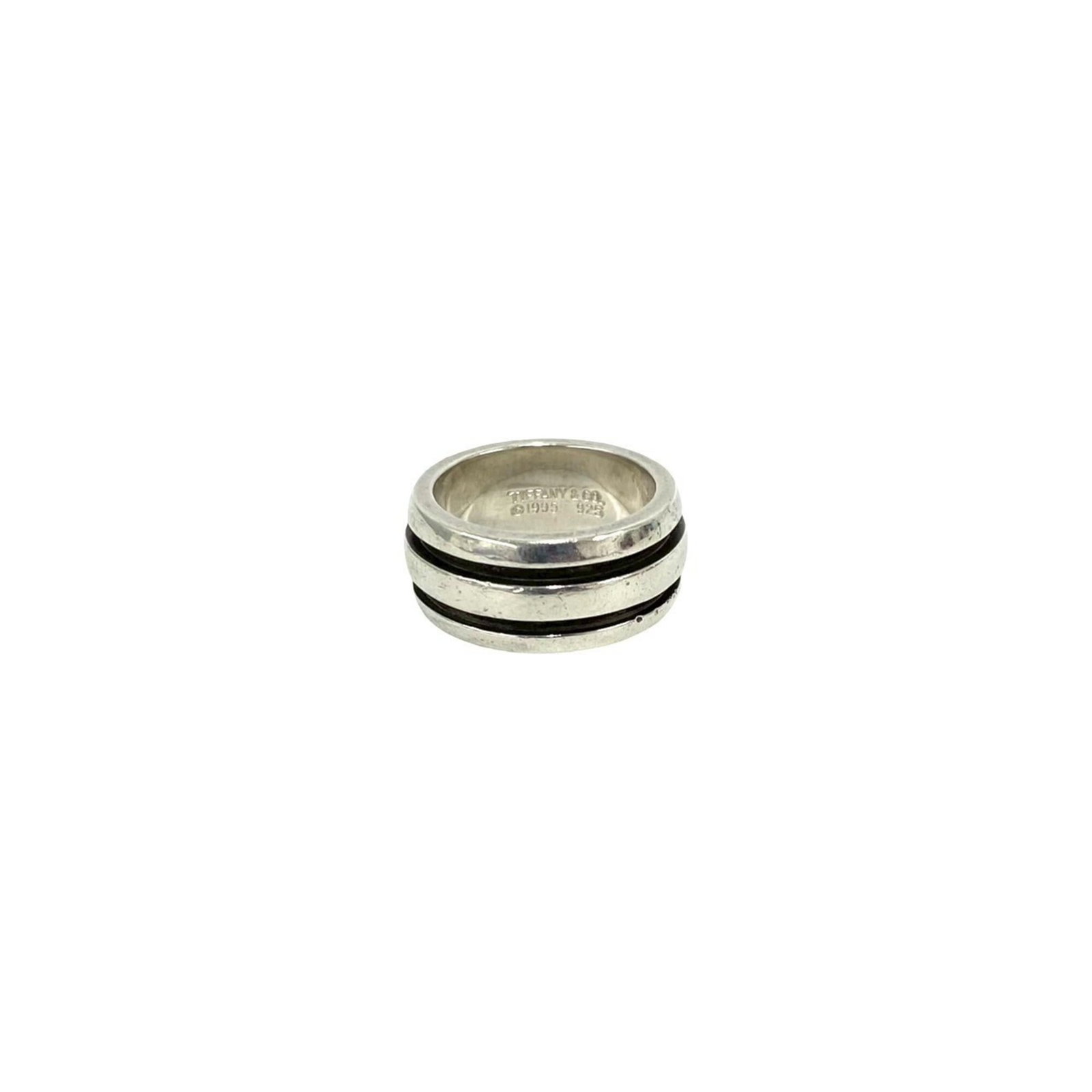 Tiffany Band Ring Silver 925: Tiffany Band Ring Silver 925 Silver 925 band ring from Tiffany, featuring a durable and long-lasting silver alloy construction. This used ring has some traces of usage, with minor scratches and dirt v