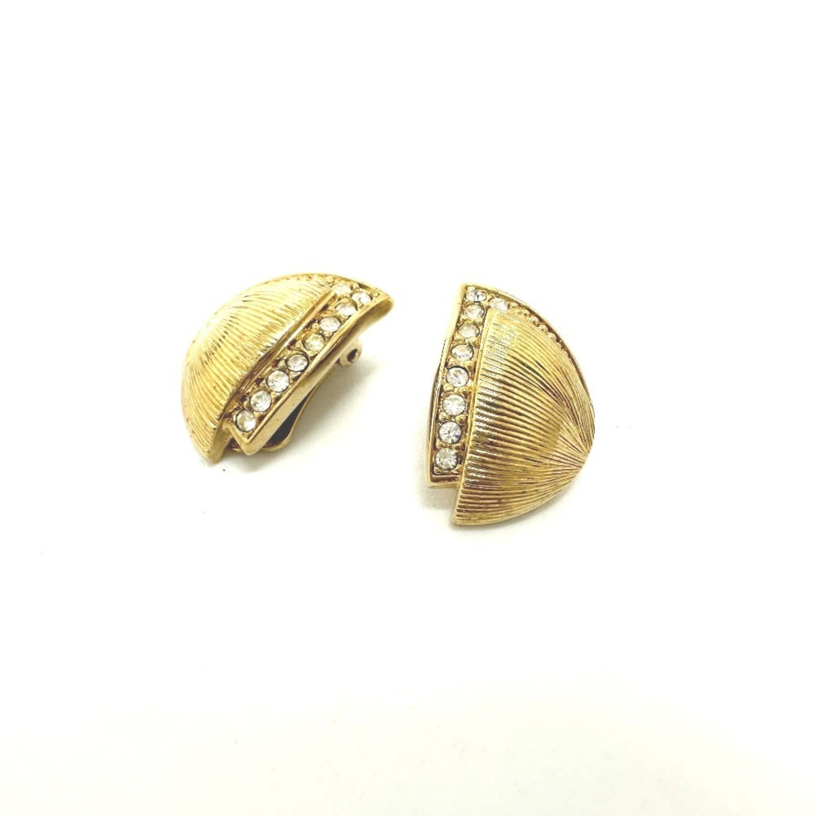 Christian Dior Clip Earrings Rhinestone: Christian Dior Clip Earrings Rhinestone Christian Dior Clip Earrings Rhinestone are available in gold with rhinestones and measure 20.00mm x 14.00mm. A few traces of usage can be seen, including some