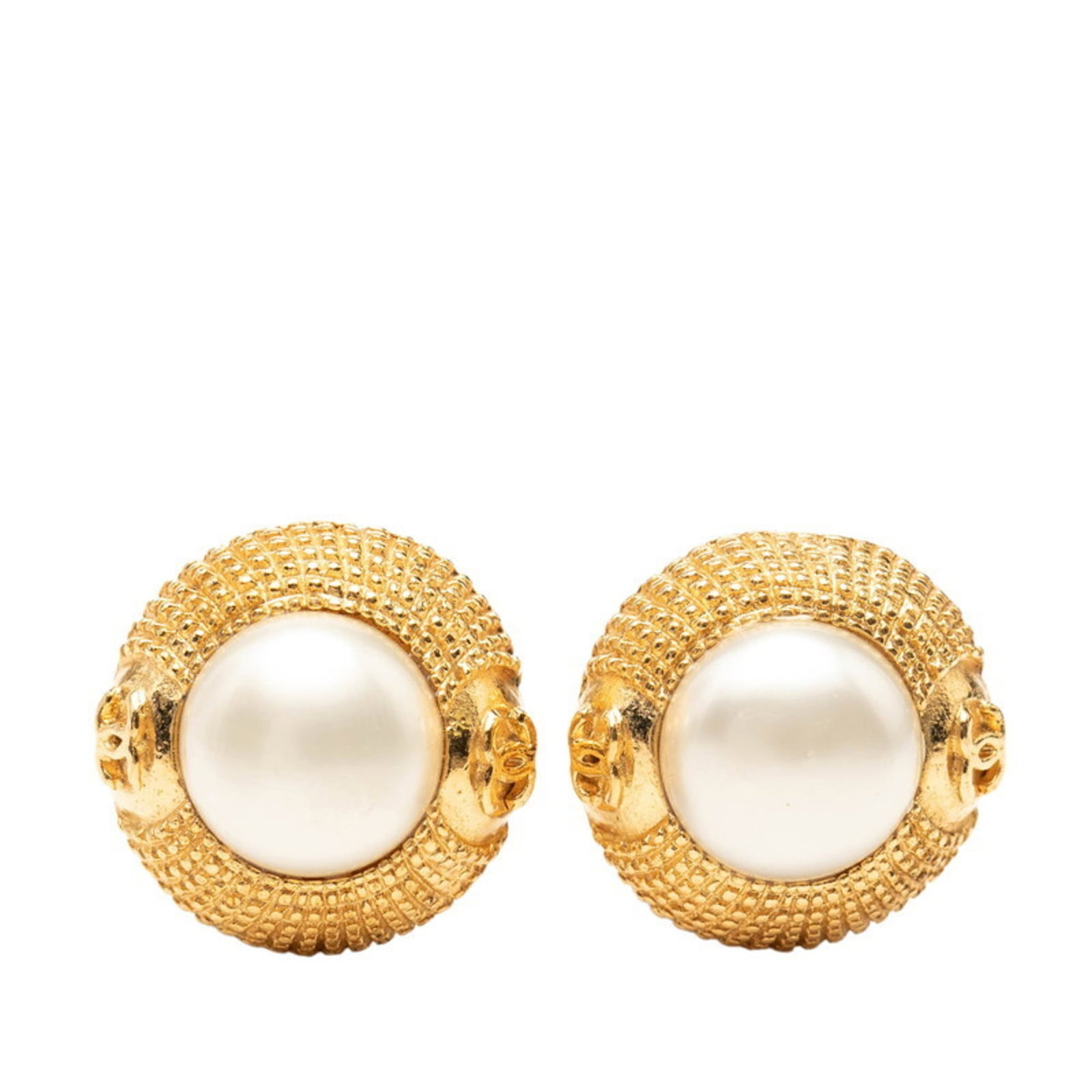 Chanel Clip Earrings: Chanel Clip Earrings Chanel Clip Earrings in Gold Feature a timeless design with clean lines and classic style. The earrings have a subtle wear and tear, with minor scratches and dirt visible, but