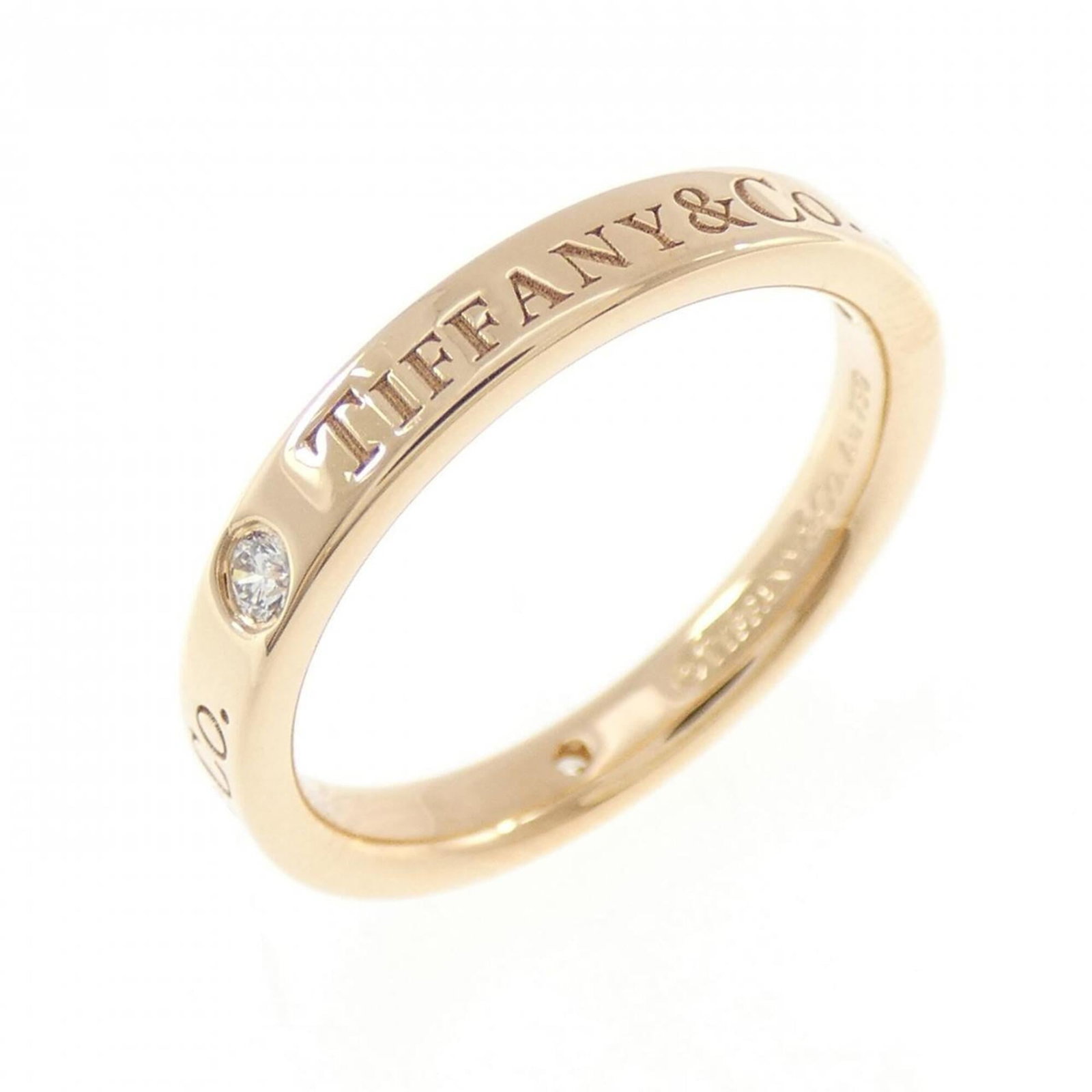 Tiffany Band Ring Pink Gold (18K): Tiffany Band Ring Pink Gold (18K) This Tiffany band ring in pink gold (18K) showcases elegant design with subtle scratches and minor dirt marks, giving it a worn-in look. Made from high-quality pink