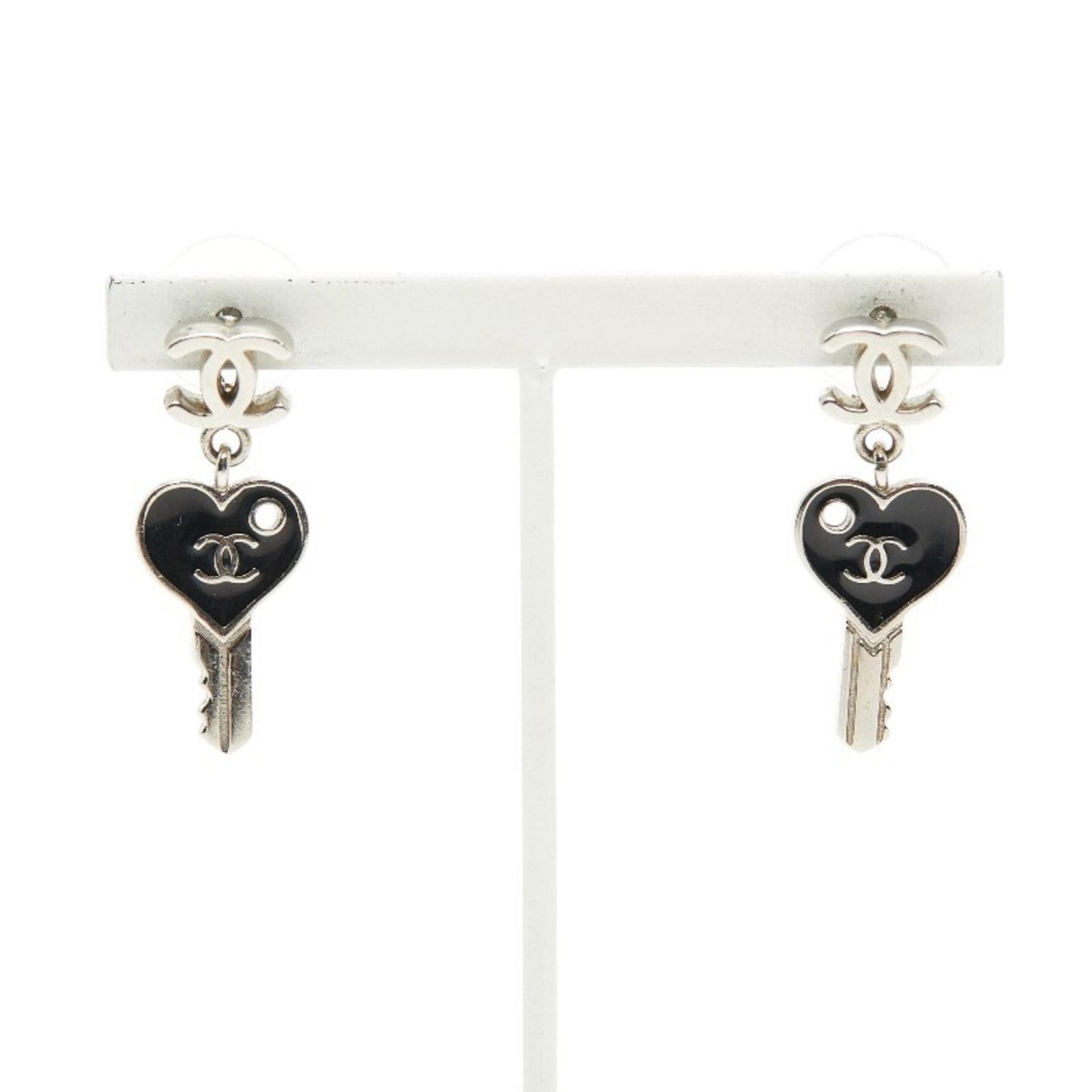 Chanel Stud Earrings Metal: Chanel Stud Earrings Metal Stud earrings in black and silver metal from Chanel, featuring a classic design with subtle scratches and signs of wear. The small size (27.80mm x 10.90mm) makes them easy