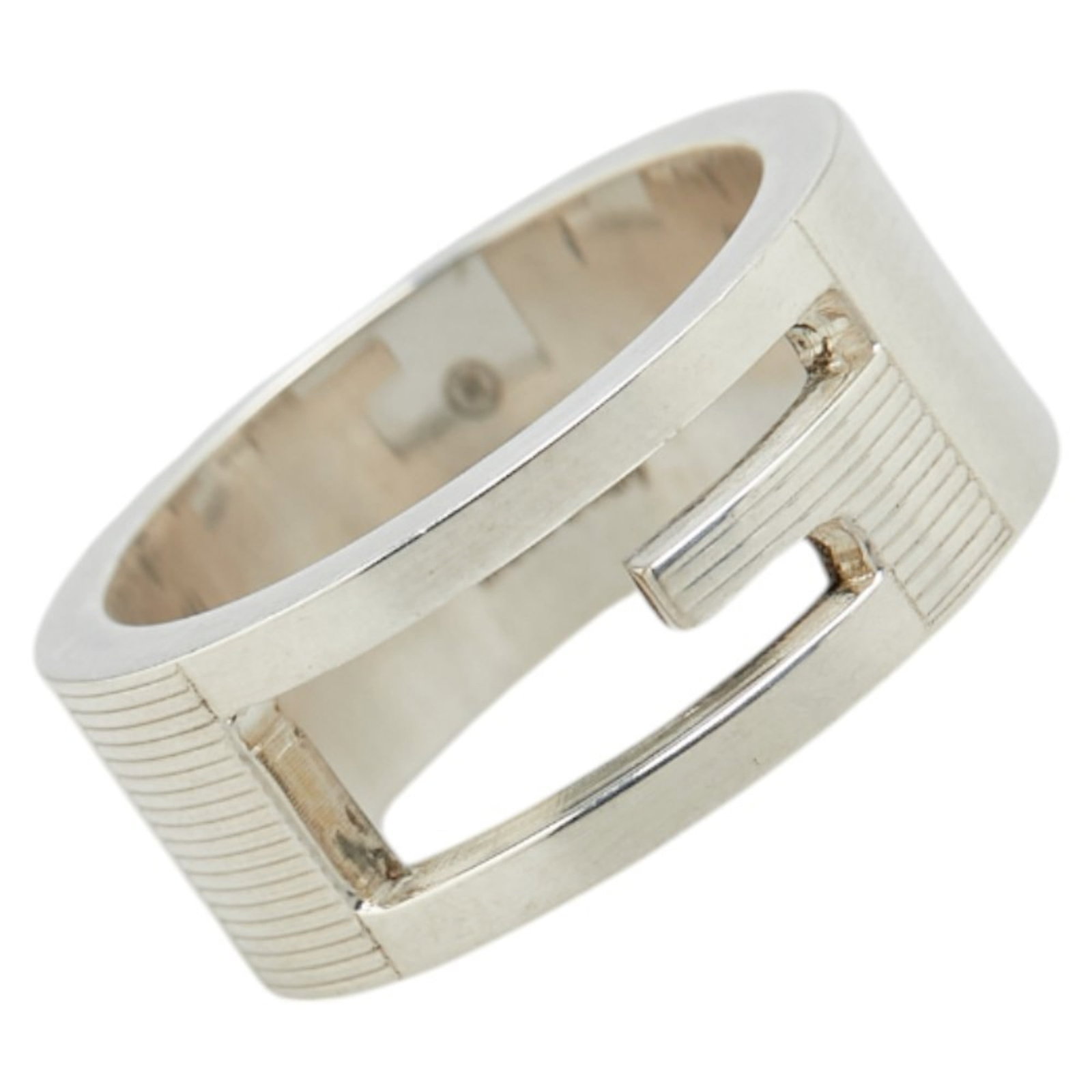 Gucci Band Ring Silver 925: Gucci Band Ring Silver 925 Gucci Band Ring Silver 925 features a sleek and modern design made from high-quality silver 925 material. The item has a used condition with traces of usage, scratches, and
