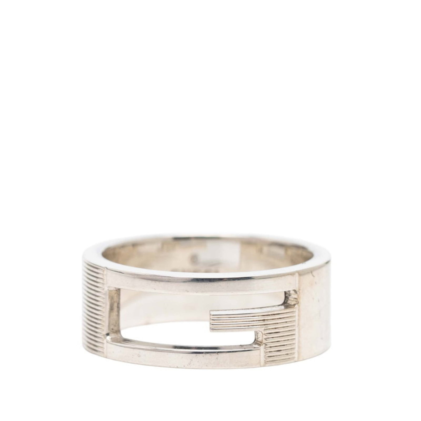 Gucci Band Ring Silver 925: Gucci Band Ring Silver 925 Silver 925 band ring from Gucci features a sleek and sophisticated design. The item shows traces of usage with minor scratches and dirt, indicating its used condition. This 