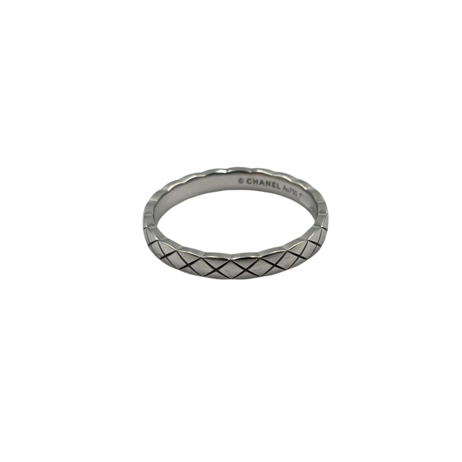 Chanel Band Ring White Gold (18K): Chanel Band Ring White Gold (18K) This Chanel Band Ring in white gold (18K) features a sleek design with subtle elegance. The ring has been used and shows signs of wear, including scratches and dirt,