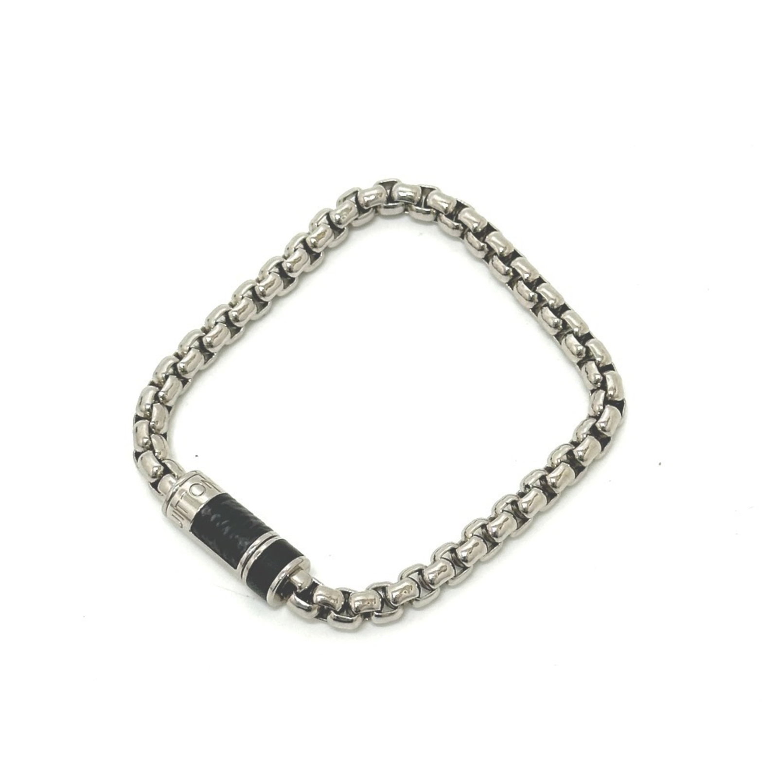 Louis Vuitton Charm Bracelet Metal: Louis Vuitton Charm Bracelet Metal Silver Louis Vuitton Charm Bracelet in good condition features a metal design with some traces of usage and minor scratches. The bracelet measures 18.5cm in length. 