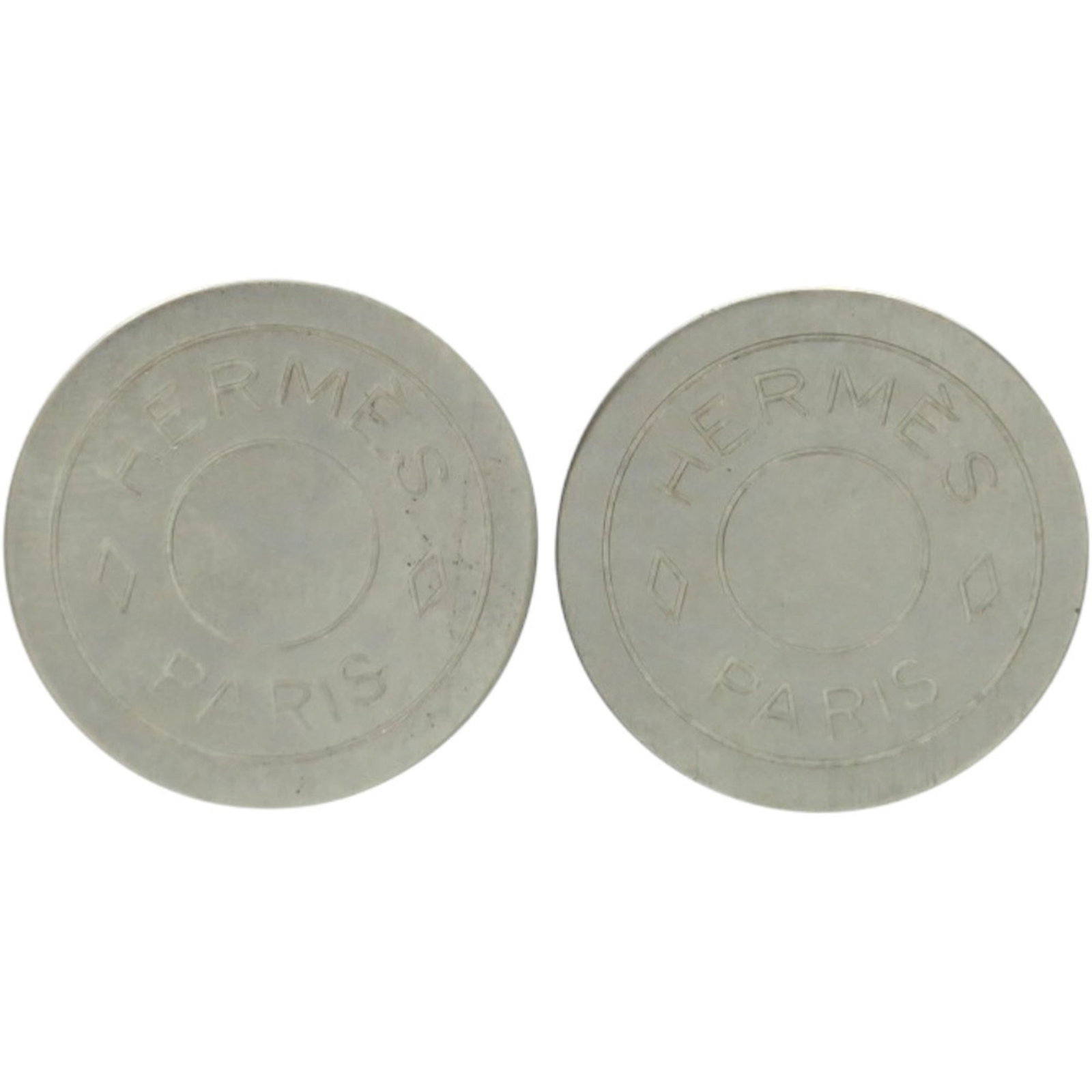 Hermes Clip Earrings Metal: Hermes Clip Earrings Metal Silver Hermes Clip Earrings with a classic design, bearing traces of usage and minor scratches. Made from metal, these clip earrings are in good condition despite showing