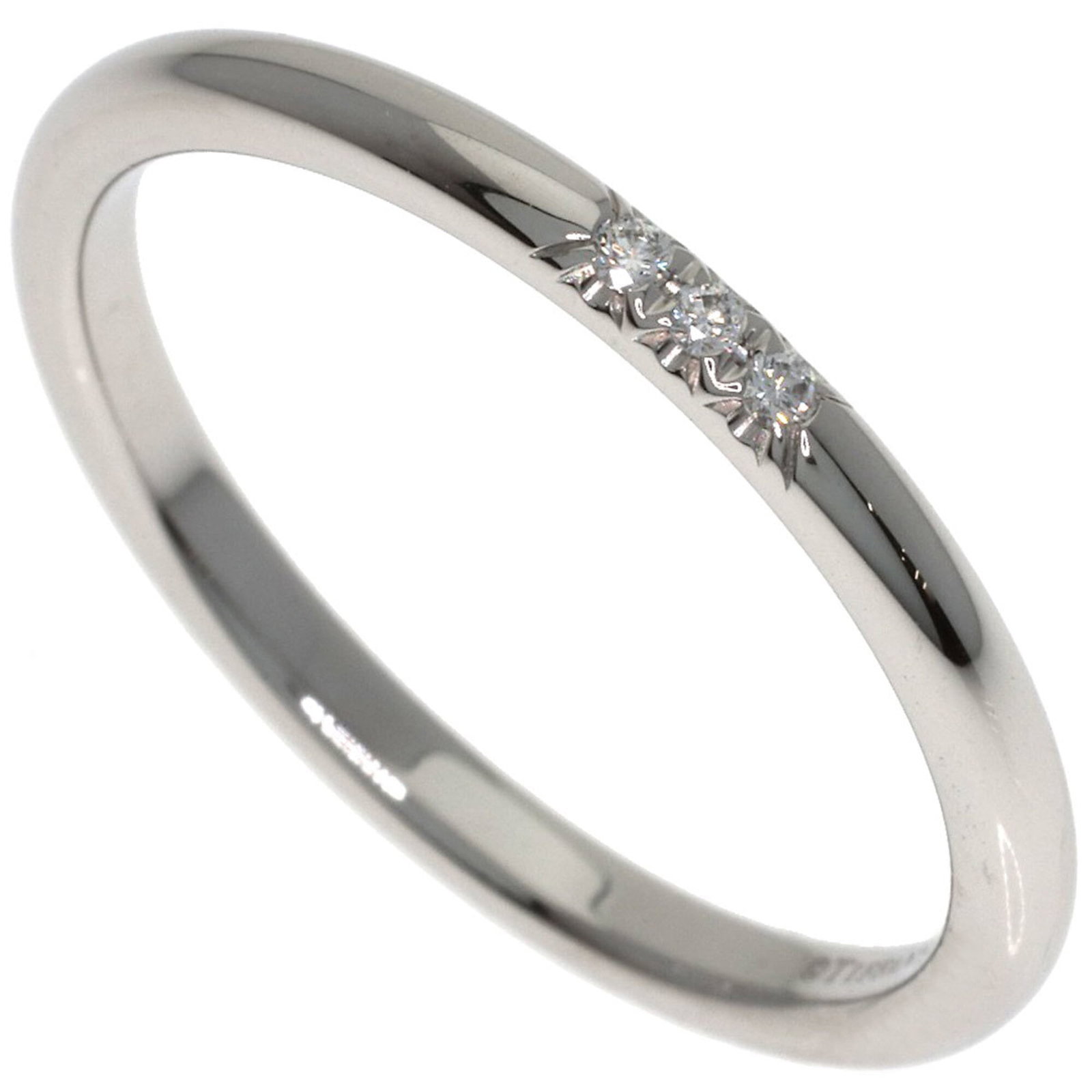 Tiffany Band Ring Platinum 950: Tiffany Band Ring Platinum 950 Platinum 950 Tiffany band ring in silver, featuring a classic design with a few traces of usage and minor scratches. The item is in very good condition, showing some sig