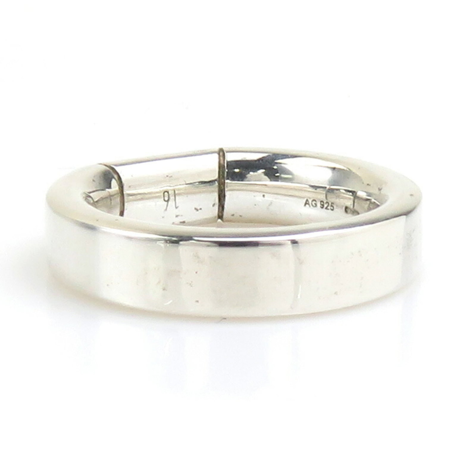 Gucci Band Ring Silver 925: Gucci Band Ring Silver 925 Silver 925 band ring from Gucci, featuring a sleek and modern design. The ring has some traces of usage, scratches, and dirt, but remains in good condition overall. This use