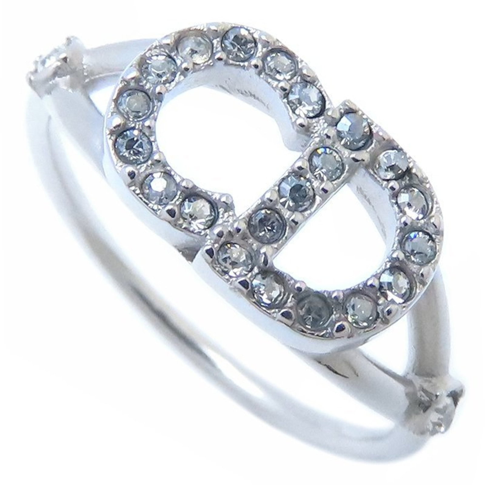 Christian Dior Band Ring Metal: Christian Dior Band Ring Metal The Christian Dior Band Ring Metal boasts sleek silver metalwork and a crystal stone, making for a chic accessory. With its slender band design, this ring adds a touch o