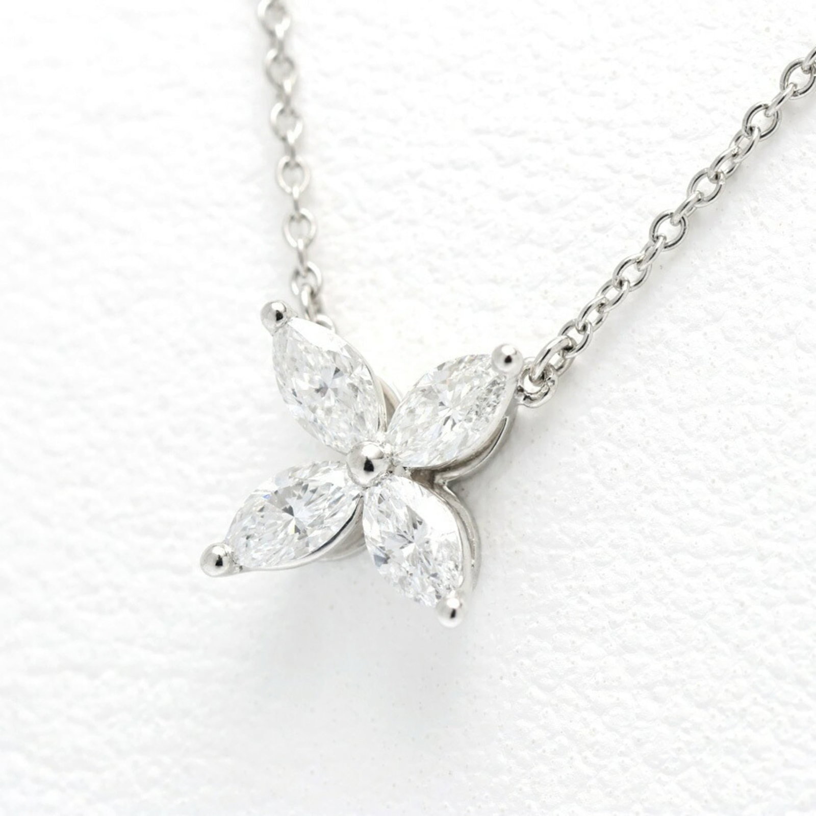 Tiffany & Co. Victoria Necklace, Medium, 69902529, Pt950, Diamond, 41 cm, B-159906: Tiffany & Co. Victoria Necklace, Medium, 69902529, Pt950, Diamond, 41 cm, B-159906 Tiffany & Co.'s iconic Victoria Necklace boasts a stunning clear diamond pendant set in platinum 950. The medium leng