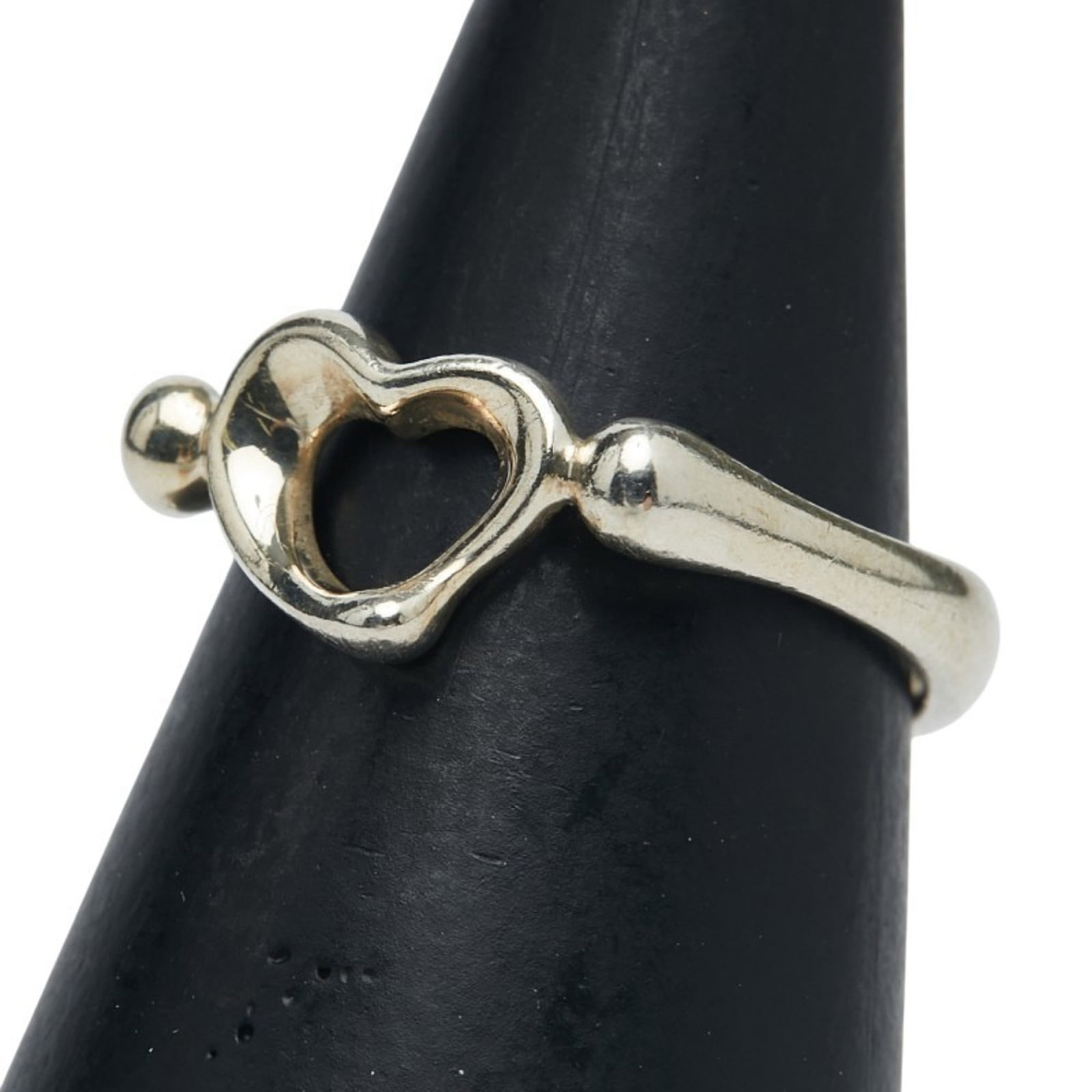 Tiffany Band Ring Silver 925: Tiffany Band Ring Silver 925 Silver 925 band ring from Tiffany, featuring a classic design in a durable and long-lasting silver alloy. The ring shows signs of use, with minor scratches and dirt, but r