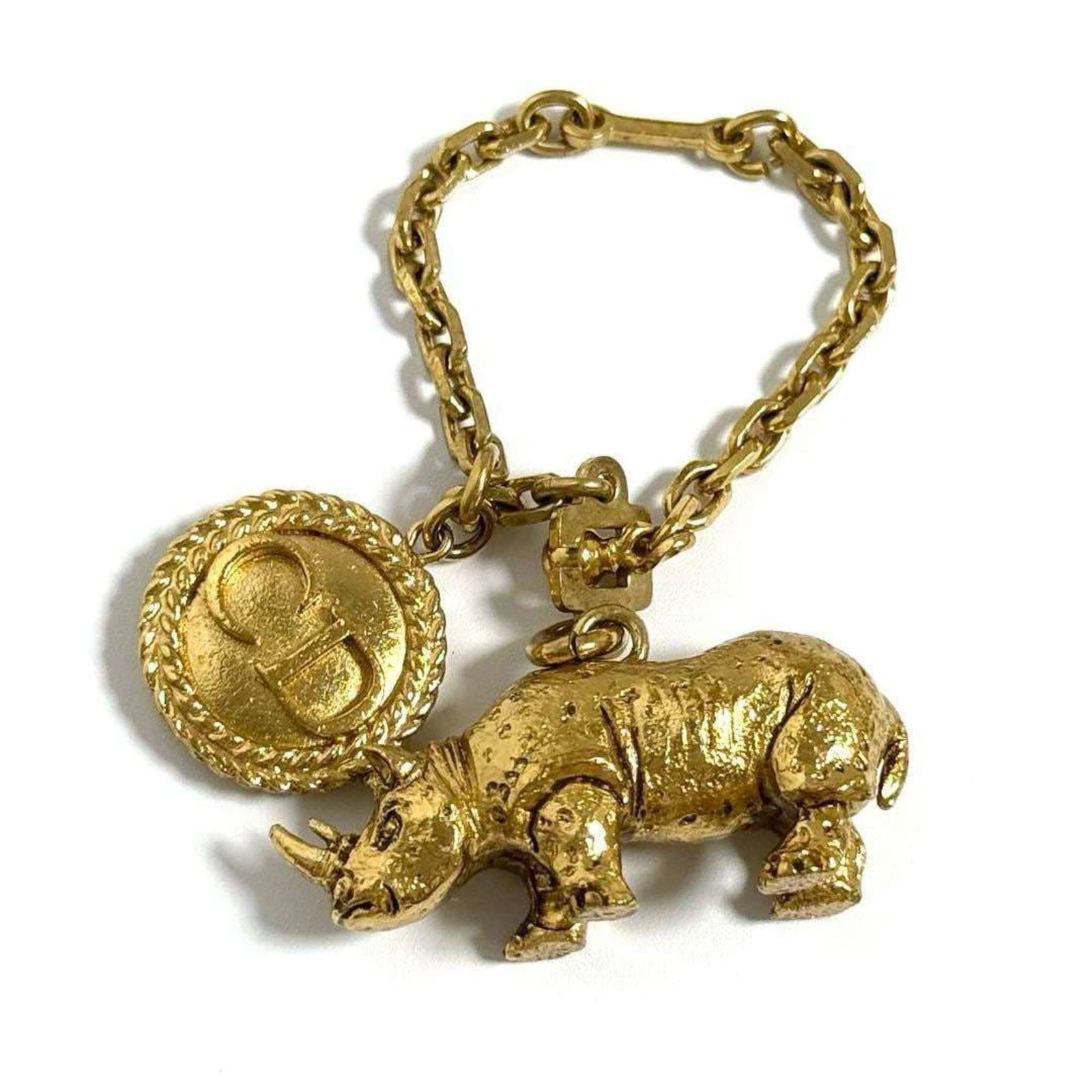Christian Dior Handbag Charm Metal: Christian Dior Handbag Charm Metal Metal charm from Christian Dior's handbag collection, bearing a few traces of usage and minor scratches/dirt. Overall in very good condition with some signs of